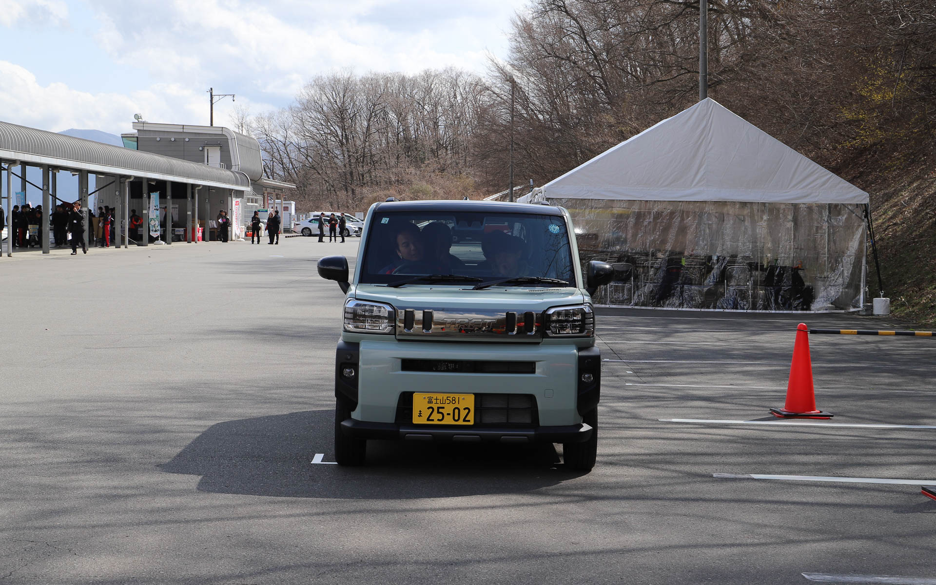 自動で駐車できるスマートパノラマパーキングアシストを同乗で体感