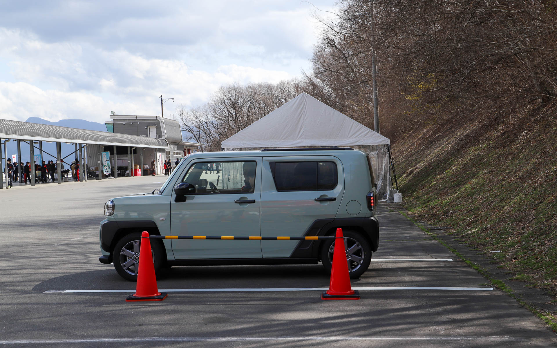 自動で駐車できるスマートパノラマパーキングアシストを同乗で体感