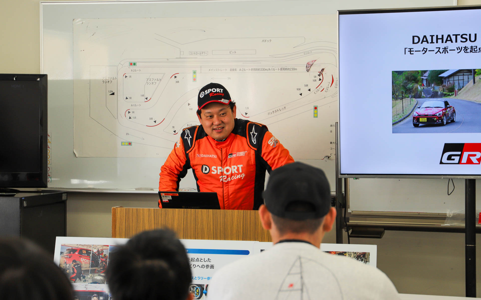 販売会社からの出向メンバーも交え、モータースポーツの魅力を伝えた