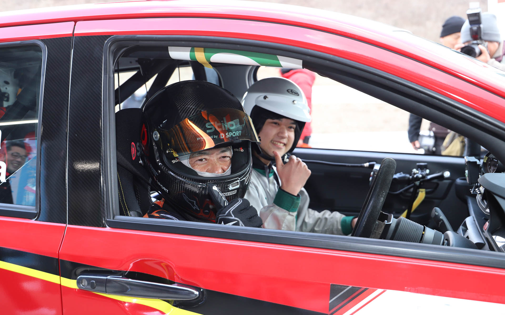 普段体験できないサーキットでのレース車両の同乗走行に、学生たちは期待と不安の入り交じった表情。同乗走行を終えた学生たちは「最高っす」「あの人ヤバイっす」といった興奮の混じった感想を述べたり、「コペン買います！」と宣言したり、それぞれ楽しんだようだった