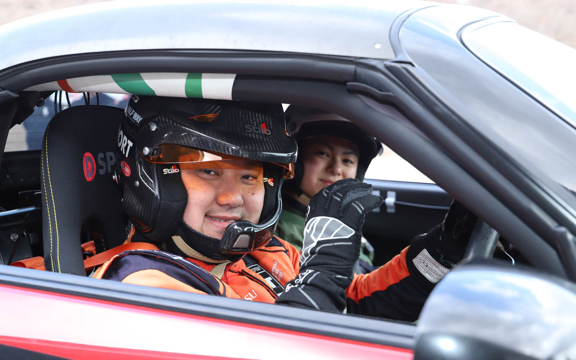 普段体験できないサーキットでのレース車両の同乗走行に、学生たちは期待と不安の入り交じった表情。同乗走行を終えた学生たちは「最高っす」「あの人ヤバイっす」といった興奮の混じった感想を述べたり、「コペン買います！」と宣言したり、それぞれ楽しんだようだった