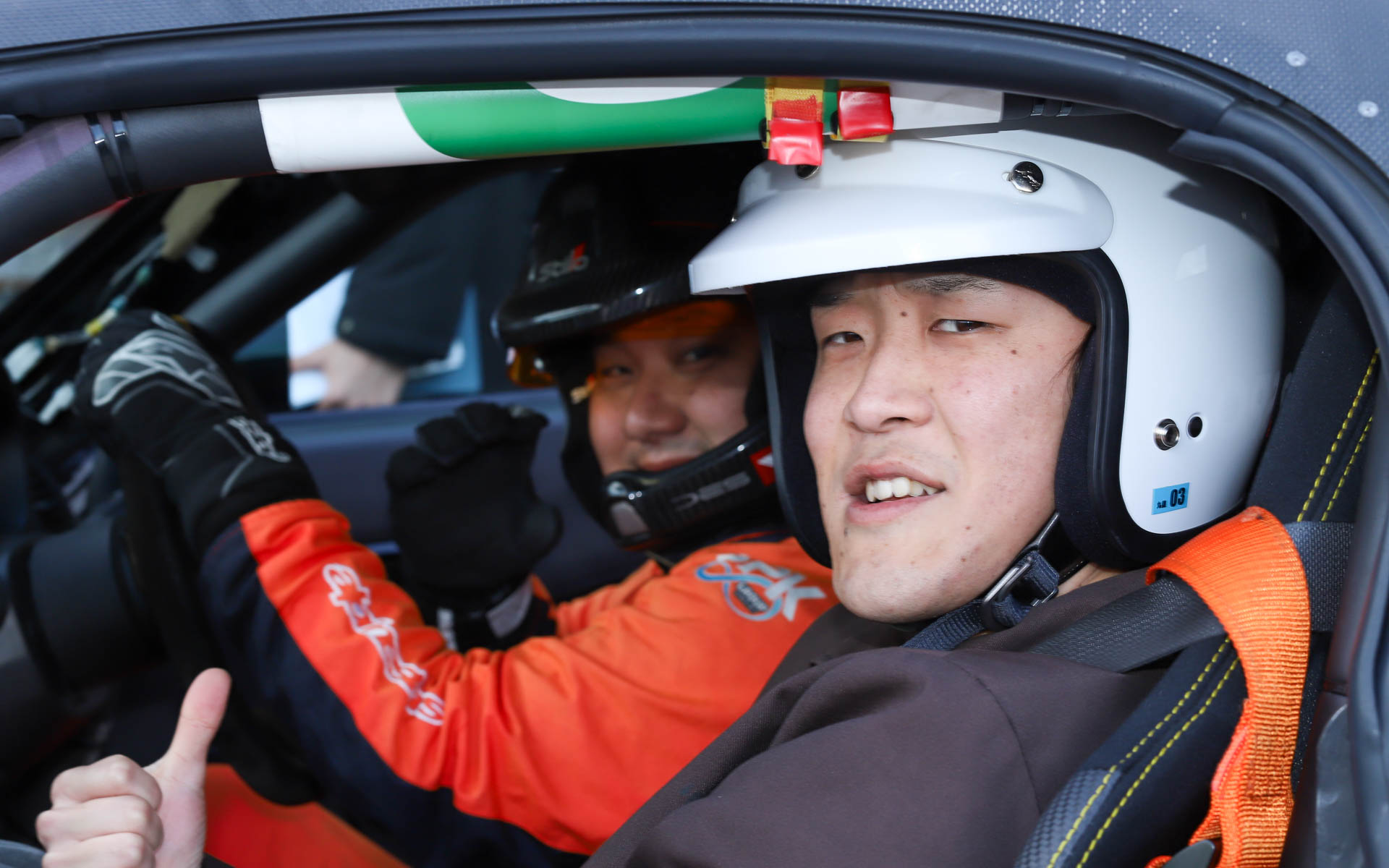 普段体験できないサーキットでのレース車両の同乗走行に、学生たちは期待と不安の入り交じった表情。同乗走行を終えた学生たちは「最高っす」「あの人ヤバイっす」といった興奮の混じった感想を述べたり、「コペン買います！」と宣言したり、それぞれ楽しんだようだった