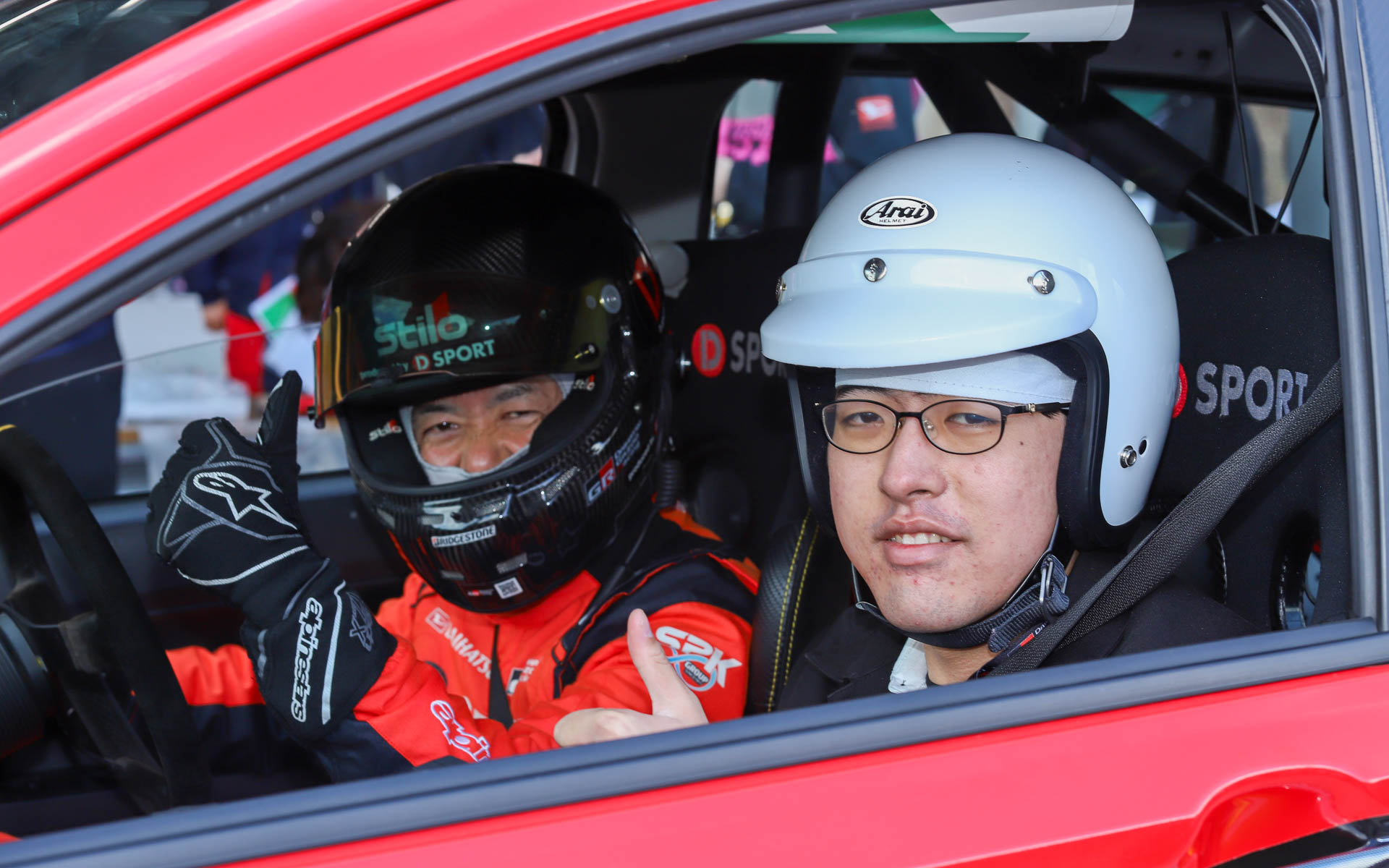 普段体験できないサーキットでのレース車両の同乗走行に、学生たちは期待と不安の入り交じった表情。同乗走行を終えた学生たちは「最高っす」「あの人ヤバイっす」といった興奮の混じった感想を述べたり、「コペン買います！」と宣言したり、それぞれ楽しんだようだった