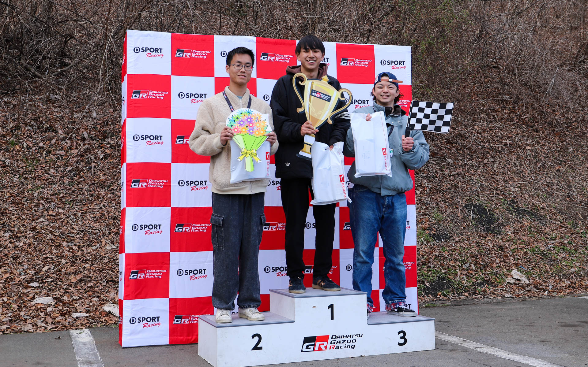 イベントの最後には、e-ハイゼットカーゴでのターゲットタイムの優秀者、eスニーカー走行タイムアタックの優秀者、チーム対抗ターゲットタイムの優秀者の表彰が行なわれた