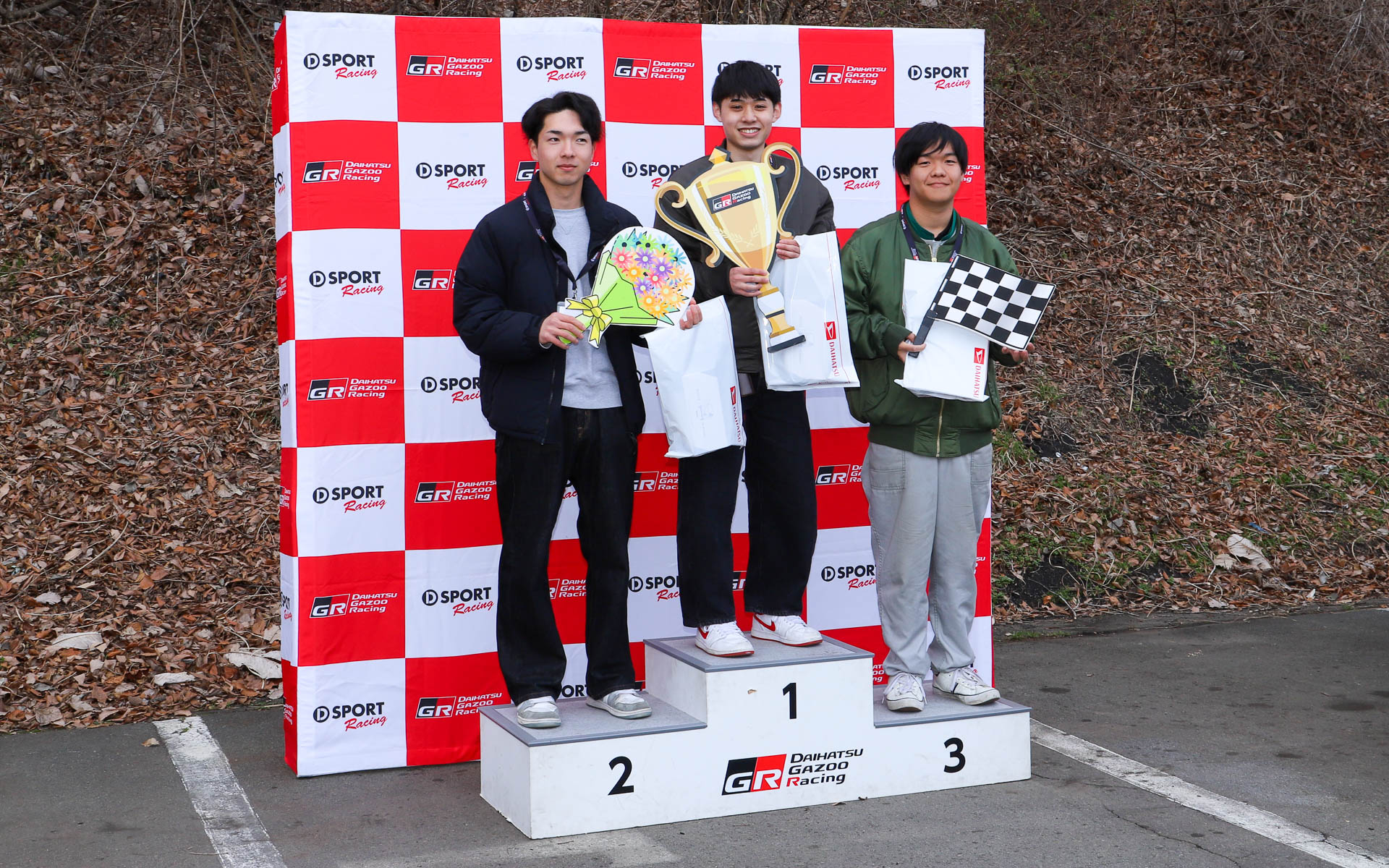 イベントの最後には、e-ハイゼットカーゴでのターゲットタイムの優秀者、eスニーカー走行タイムアタックの優秀者、チーム対抗ターゲットタイムの優秀者の表彰が行なわれた