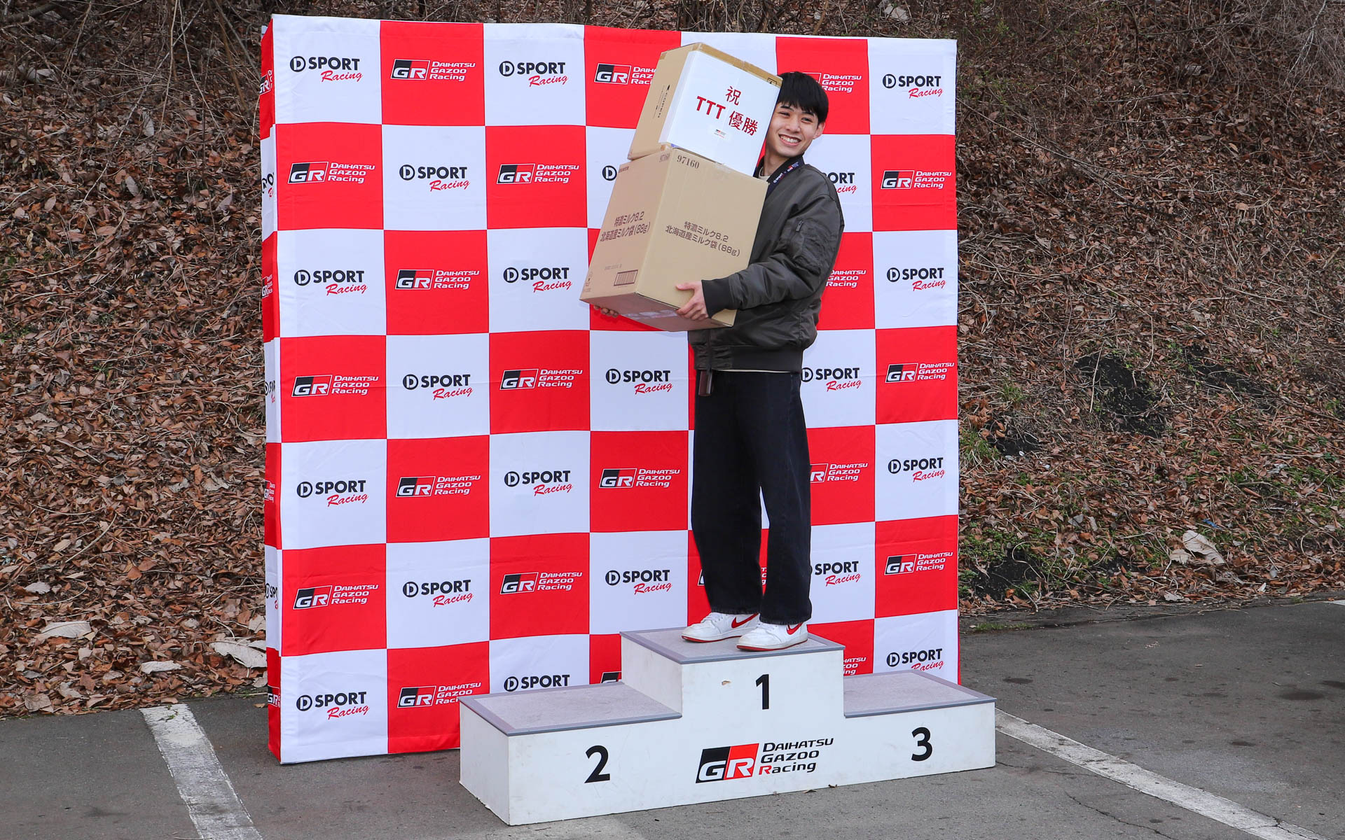 イベントの最後には、e-ハイゼットカーゴでのターゲットタイムの優秀者、eスニーカー走行タイムアタックの優秀者、チーム対抗ターゲットタイムの優秀者の表彰が行なわれた