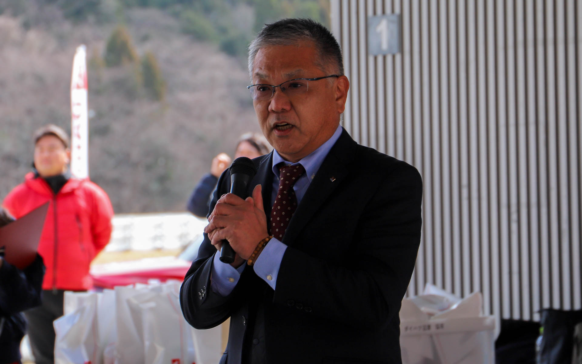 静岡ダイハツ販売株式会社 代表取締役社長 井上和宏氏。「ダイハツ工業、DGR、静岡県の東部を担当しているダイハツ沼津さん、中部と西部を担当している静岡ダイハツのチームダイハツで初めて開催するイベントとなります。事故やケガのないよう、楽しい1日にしていただきたいと思います」と開会式であいさつをした