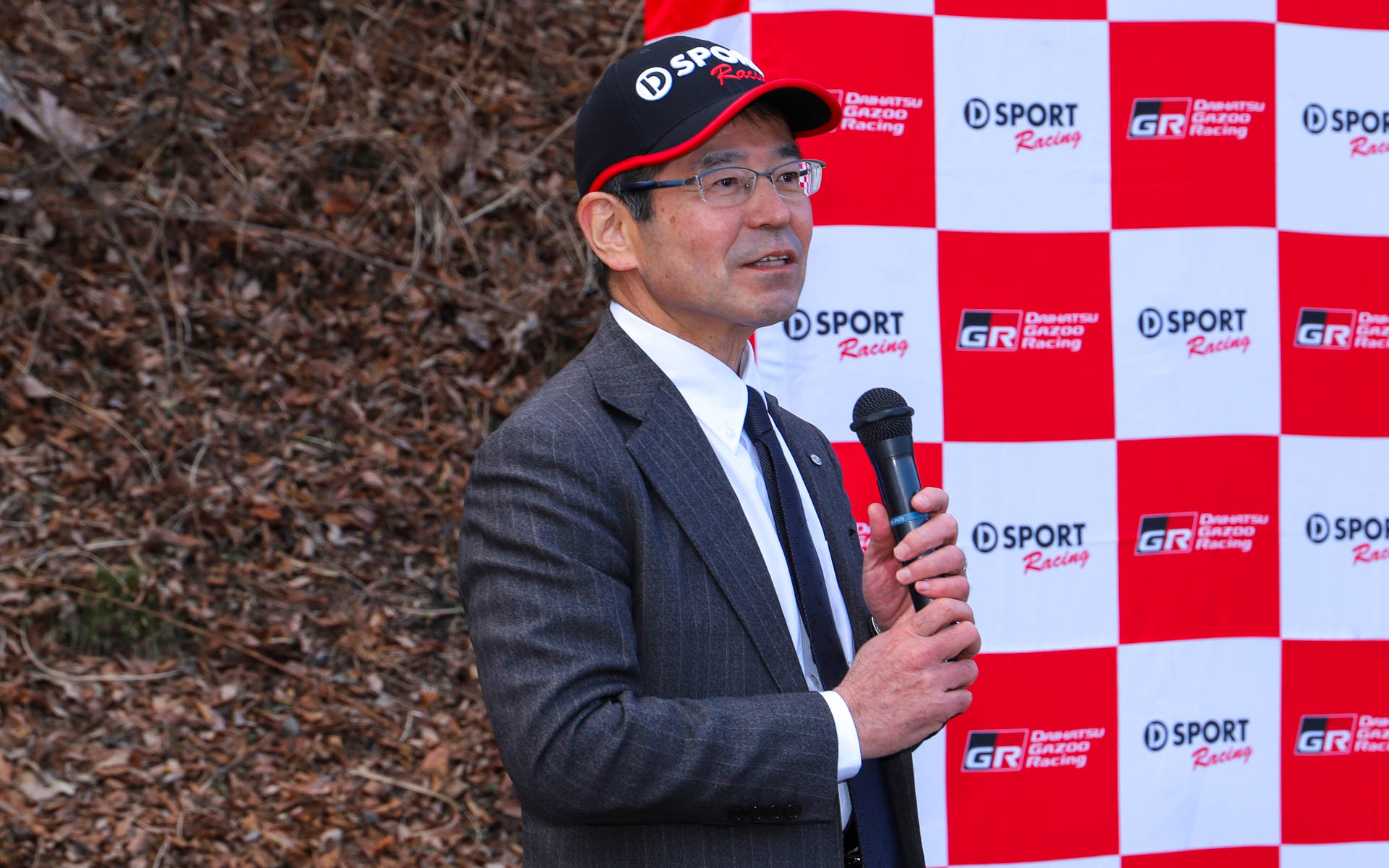 ダイハツ沼津販売株式会社 代表取締役社長 池原勉氏。「今日は朝早くから集まっていただきましたが、朝のこわばった顔ではなく、今は笑顔なので、1日楽しんでいただけたのではないかと思います。今日のイベントを通じてぜひクルマのことを好きになっていただいて、今後、ちょっとだけチームダイハツのことを思い出していただけたら嬉しいです」と閉会式であいさつをした