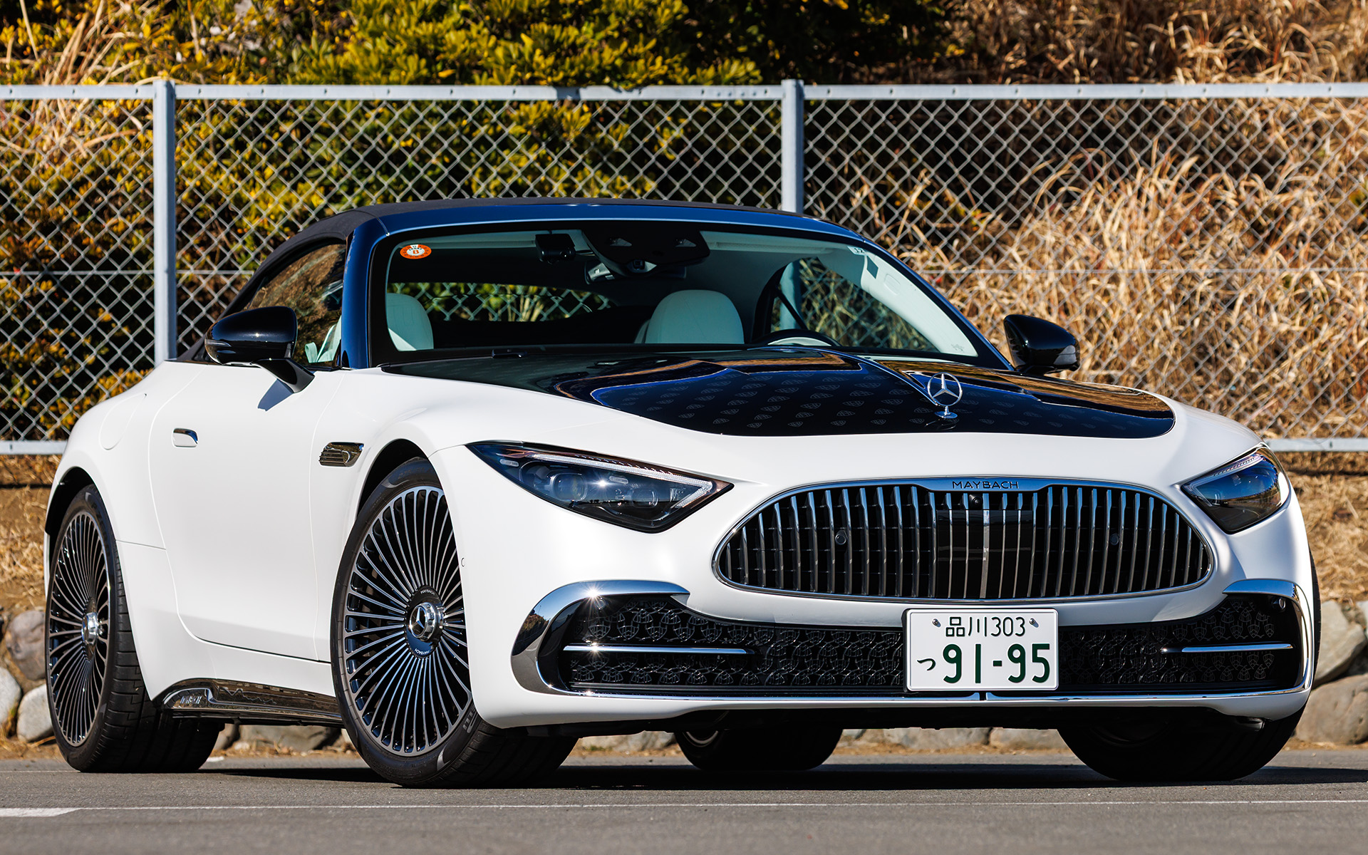 低く構えたスポーティなシルエットの「メルセデス・マイバッハSL680モノグラムシリーズ」の価格は3650万円だが、試乗車はオプションの「MAYBACHロゴ入りボンネット（100万円）」と「21インチ鍛造アルミホイール（80万円）」を装着しているため3830万円