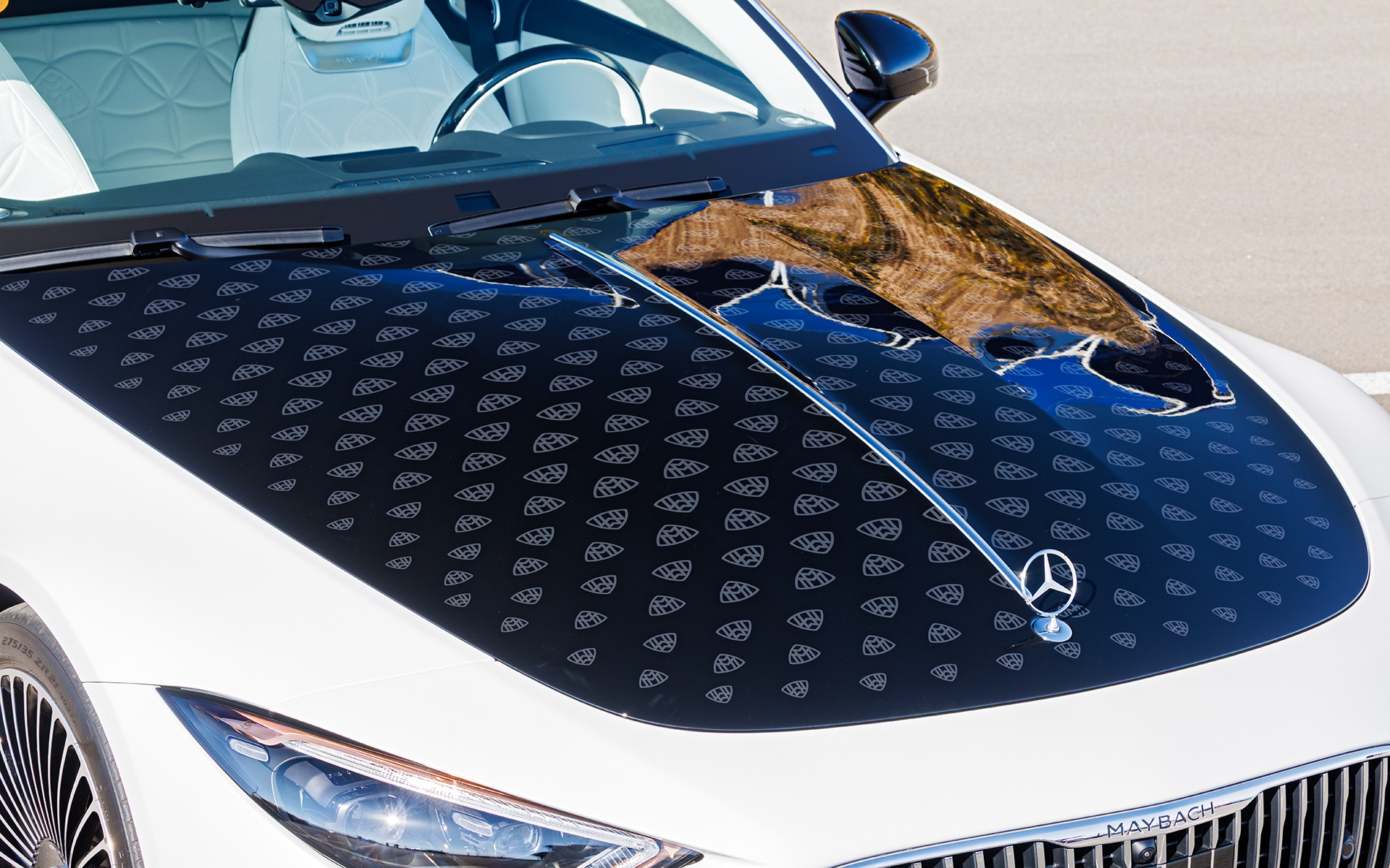 マイバッハSL680モノグラムシリーズで初採用となる製造プロセス「ピクセルペイント（PixelPaint）」を用いてプリントされる「MAYBACHロゴ入りボンネット（オプション設定）」のマイバッハパターンは、 2度のクリアコート塗装と手作業による研磨を経て、最終クリアコート仕上げを施される。合計4層のクリアラッカーと3回の研磨工程により、マイバッハパターンの奥行きが感じられる表情を生み出すのだという