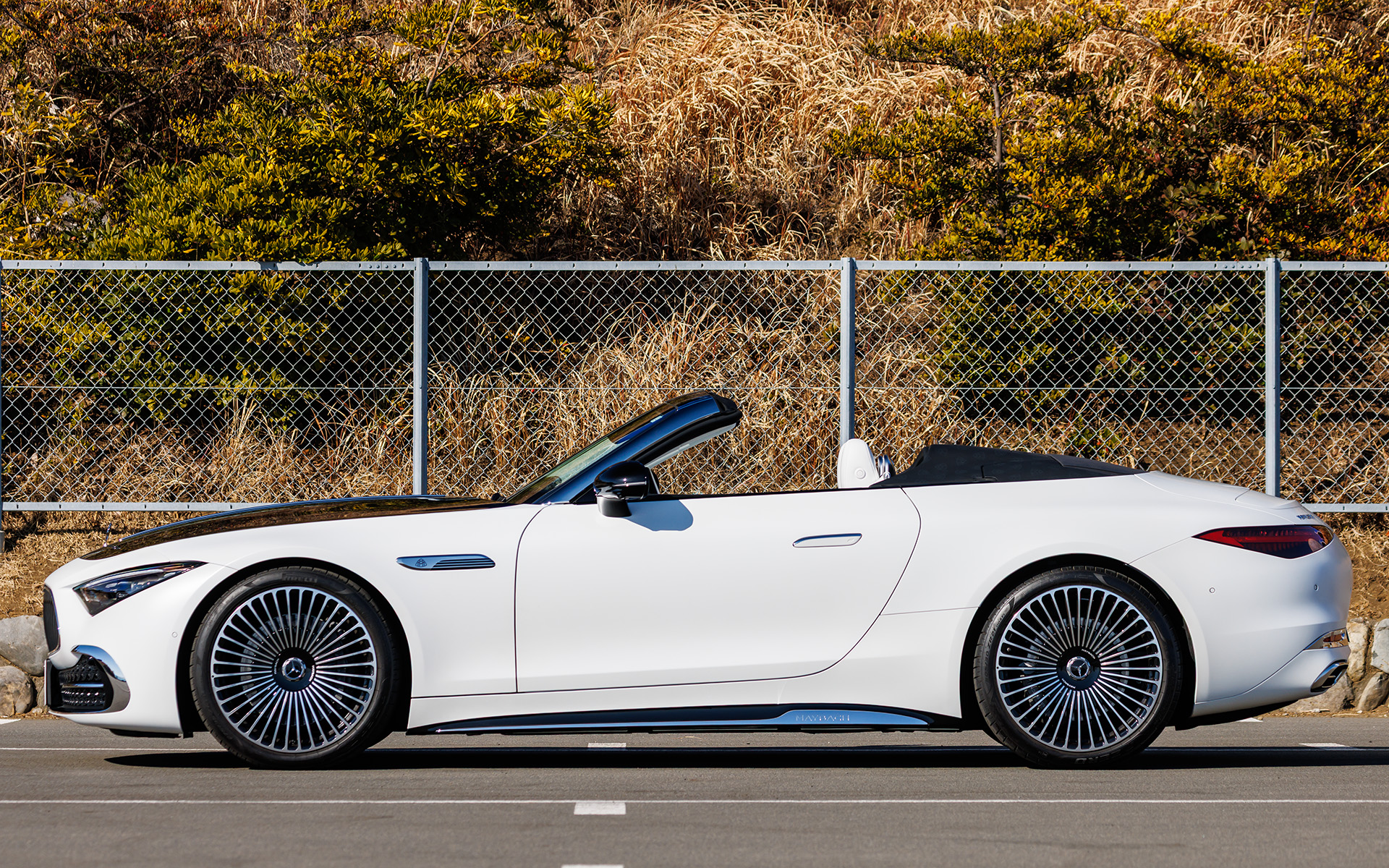 電動のソフトトップは約15秒で開閉するほか、60km/hまで操作可能となっている