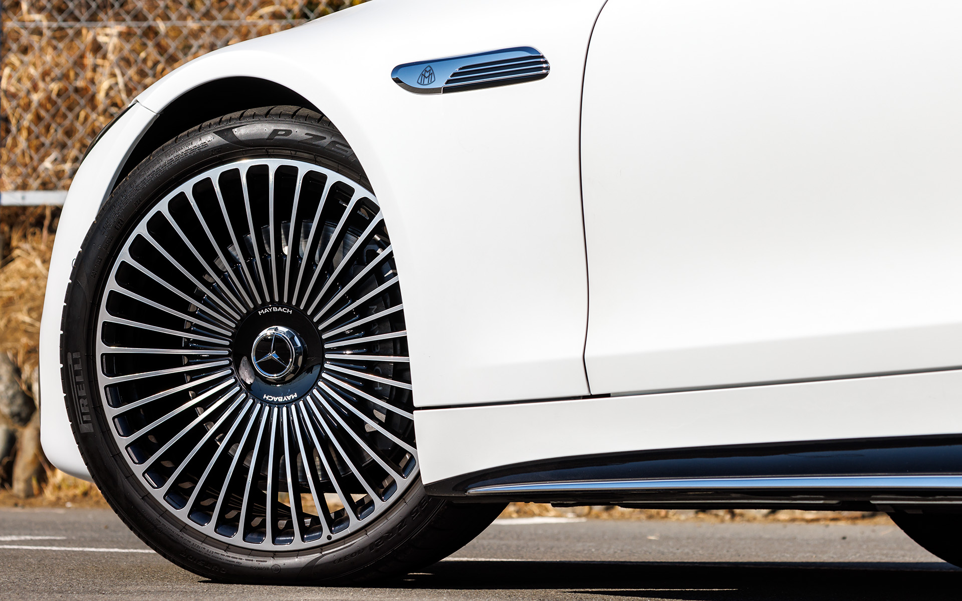 試乗車はオプションの「21インチ鍛造アルミホイール（R29）」を装着。タイヤはピレリの「P-ZERO」でサイズはフロントが275/35R21、リアが305/30R21。AMG強化ブレーキシステムも標準装備。フェンダーにはマイバッハロゴとシルバークロームのインレイが組み合わせられた「マイバッハ専用シグネチャーバッヂ」があしらわれている