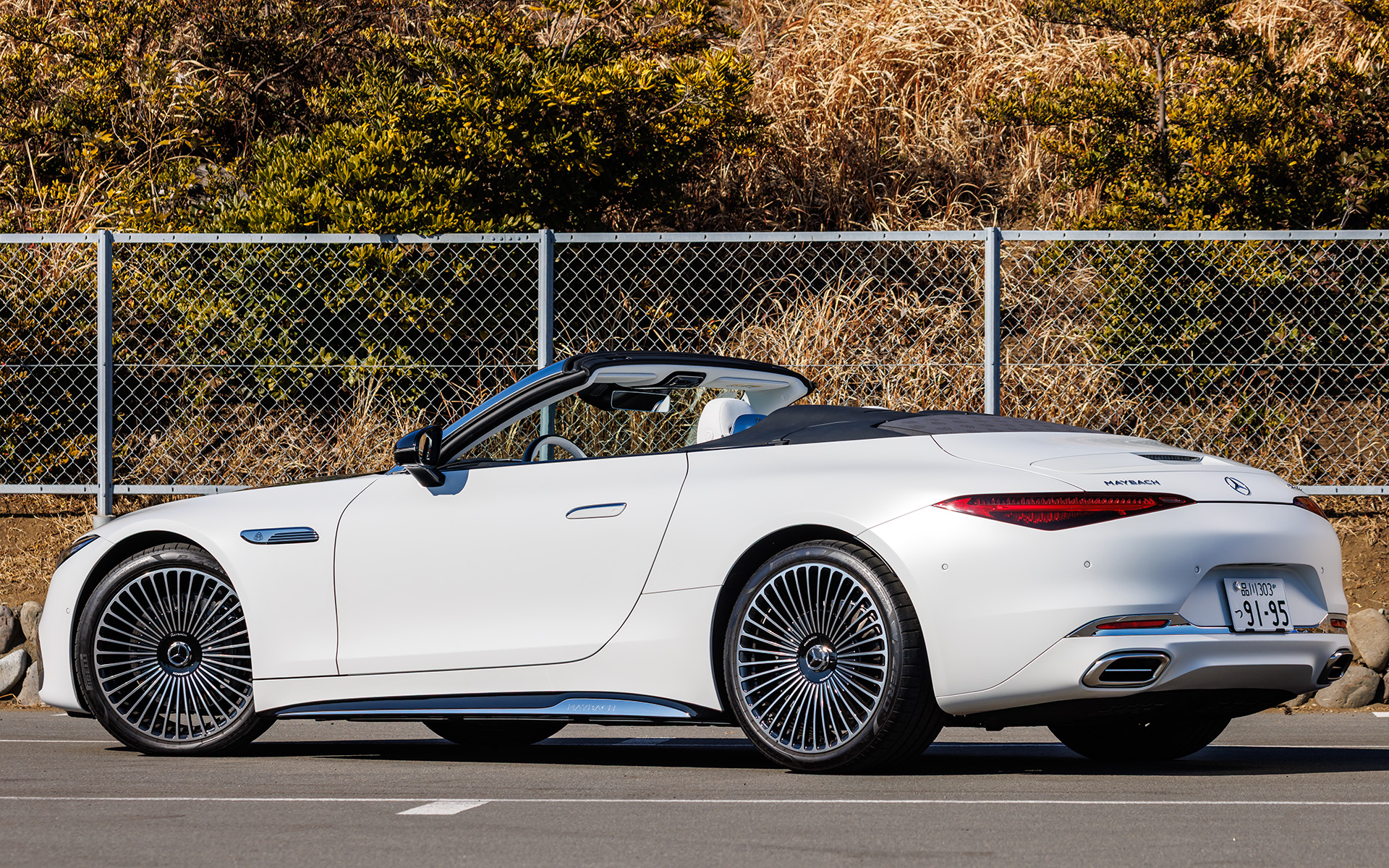 ボディサイズは4695×1915×1365mm（全長×全幅×全高）、ホイールベースは2700mm、車重は2t、最小回転半径は5.7m