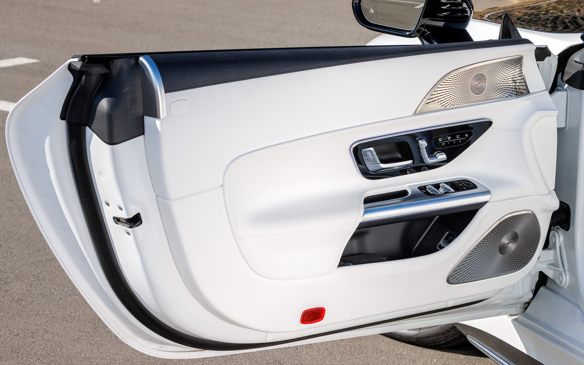 Burmesterハイエンド3Dサラウンドサウンドシステムを標準装備する