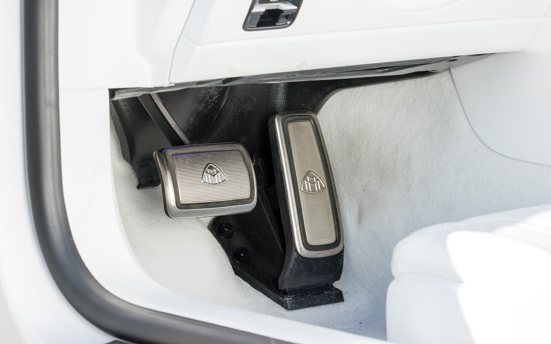 アクセルとブレーキペダルにもマイバッハロゴがあしらわれている