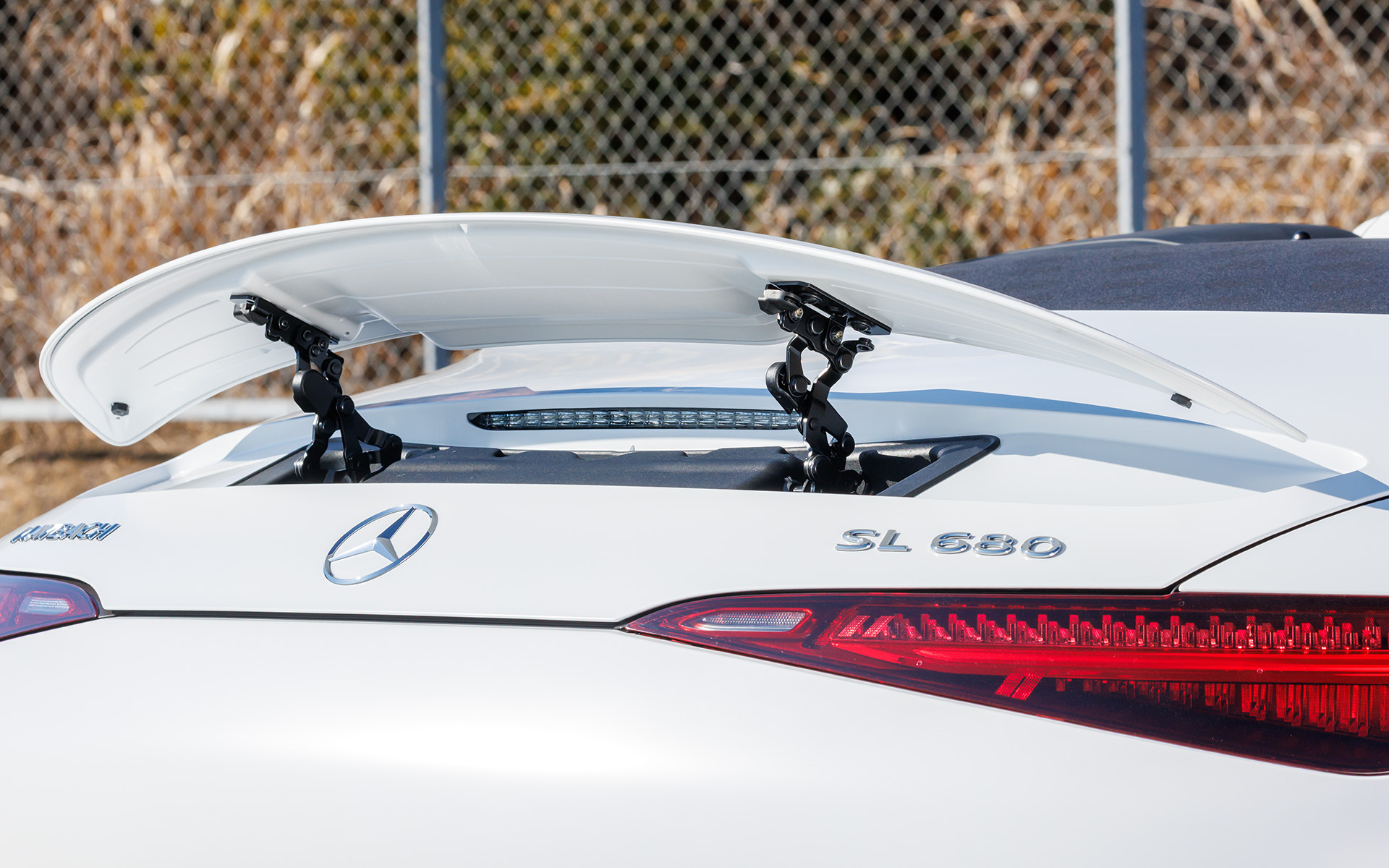 リアウイングは可動式で、車速に応じてウイングを立ててダウンフォースを発生させる