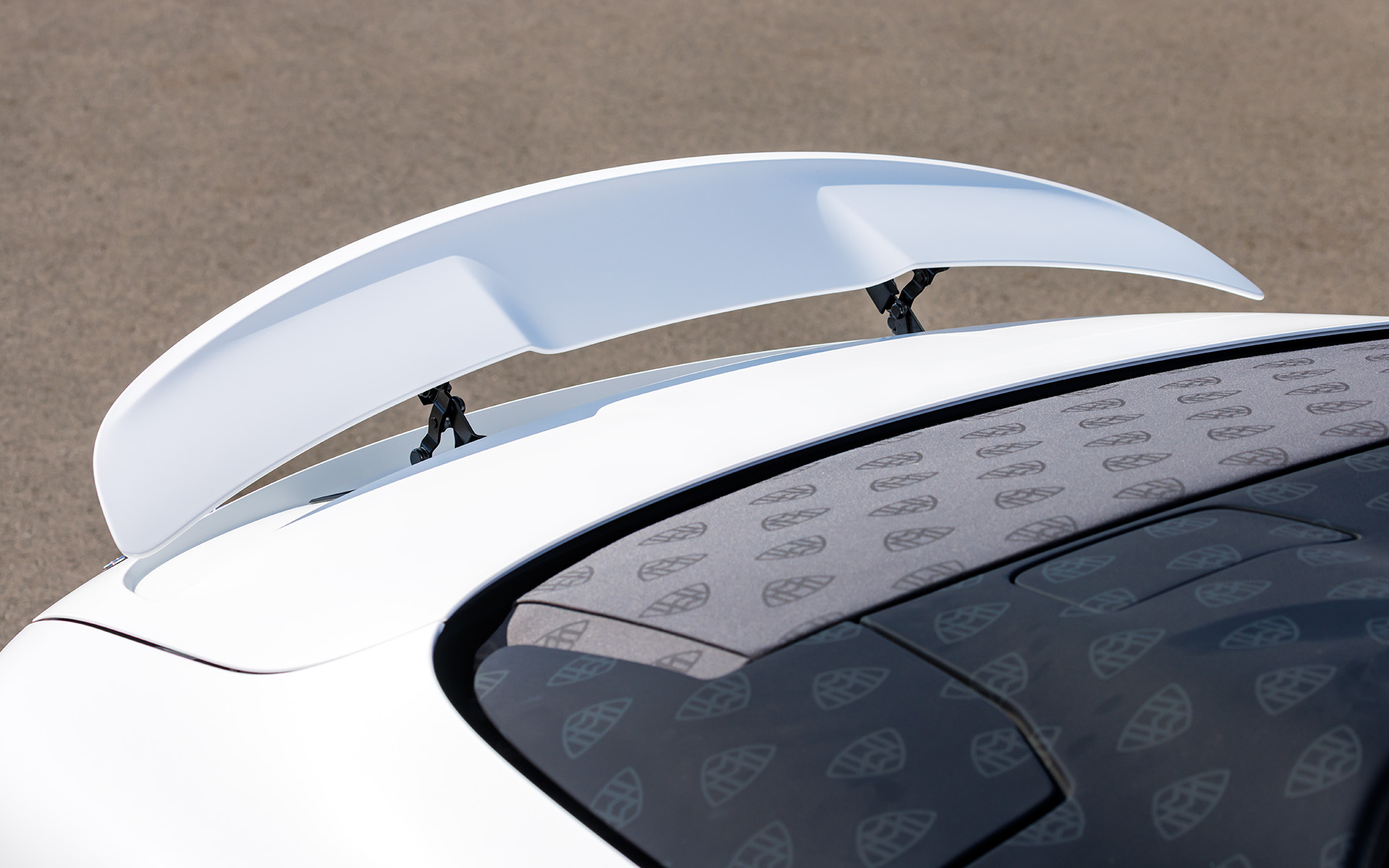 リアウイングは可動式で、車速に応じてウイングを立ててダウンフォースを発生させる