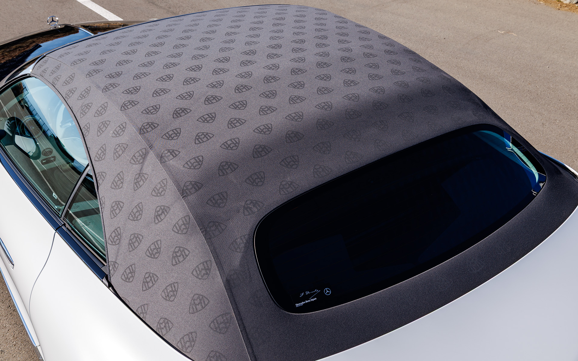 マイバッハのロゴ入りソフトトップは標準装備で、カラーはブラックのみ