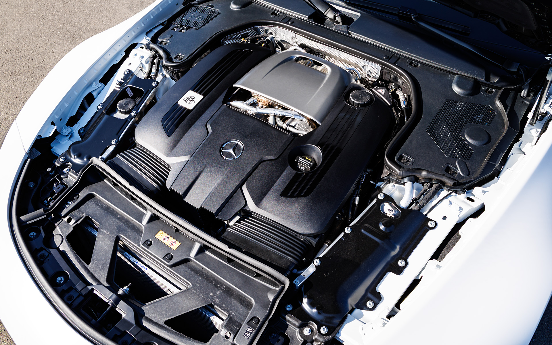 V型8気筒4.0リッターツインターボエンジンは最高出力430kW（585PS）/5500-6500rpm、最大トルク800Nm/2500-5000rpmを発生。そこに電子制御の9速AT「9G-TRONIC」を組み合わせる。WLTCモード燃費は7.1km/L