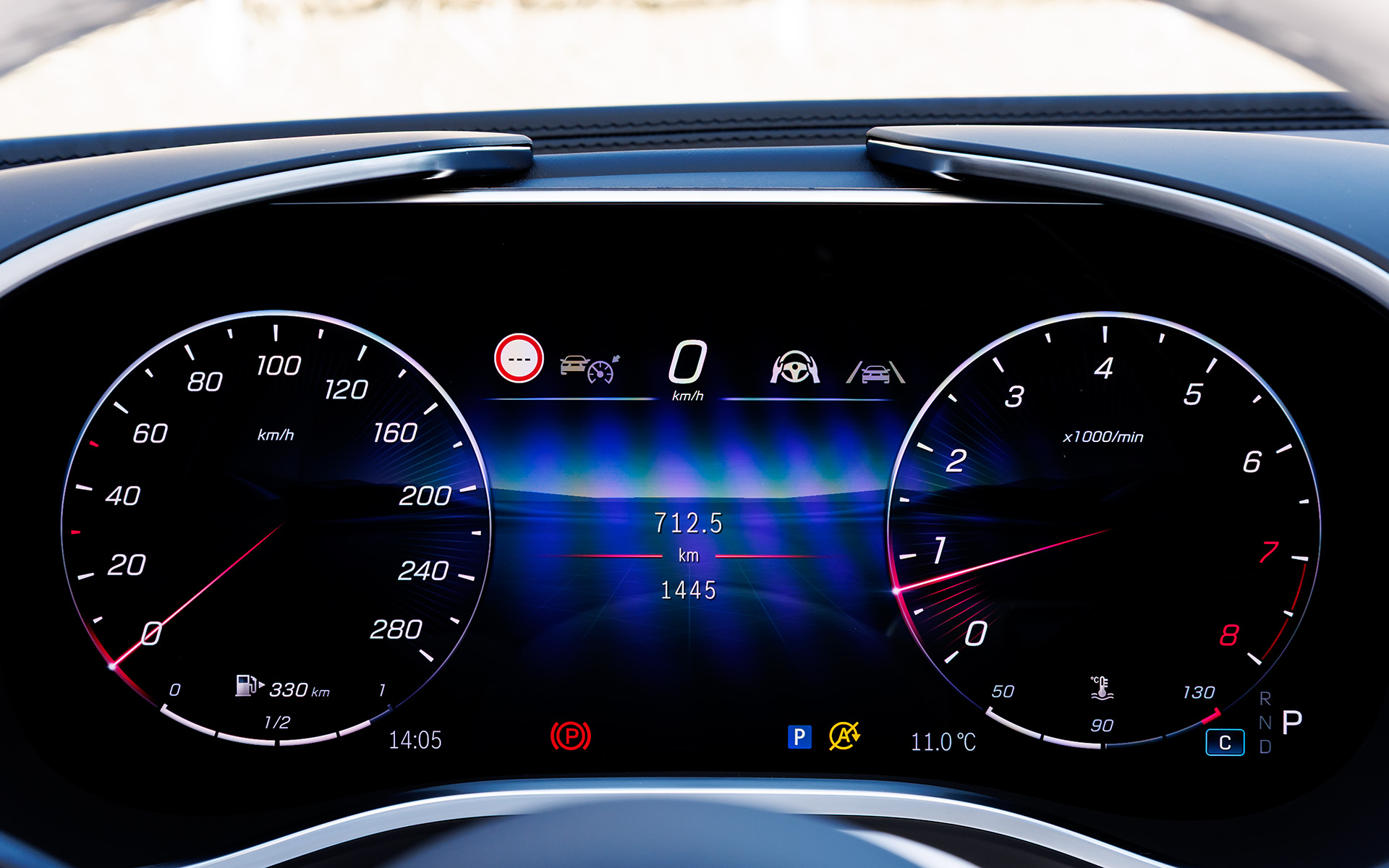 オープン走行時でも高い視認性を実現するデジタルコックピットディスプレイは、ローズゴールドのアクセントをあしらったマイバッハ専用の表示スタイルとなる
