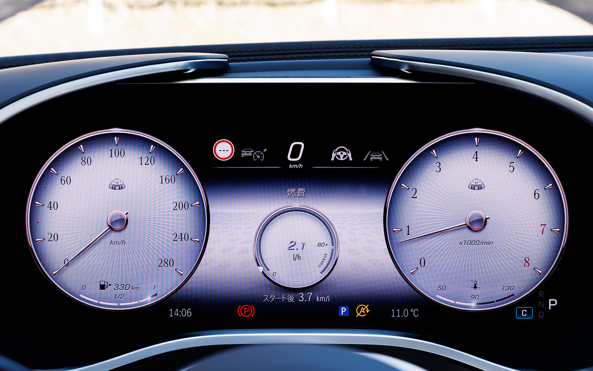 オープン走行時でも高い視認性を実現するデジタルコックピットディスプレイは、ローズゴールドのアクセントをあしらったマイバッハ専用の表示スタイルとなる