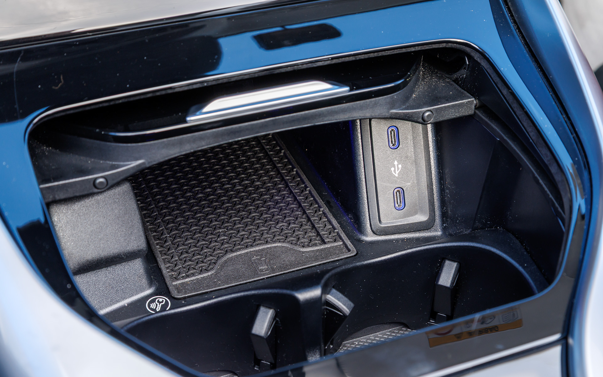 スマホ用の置き充電も完備している