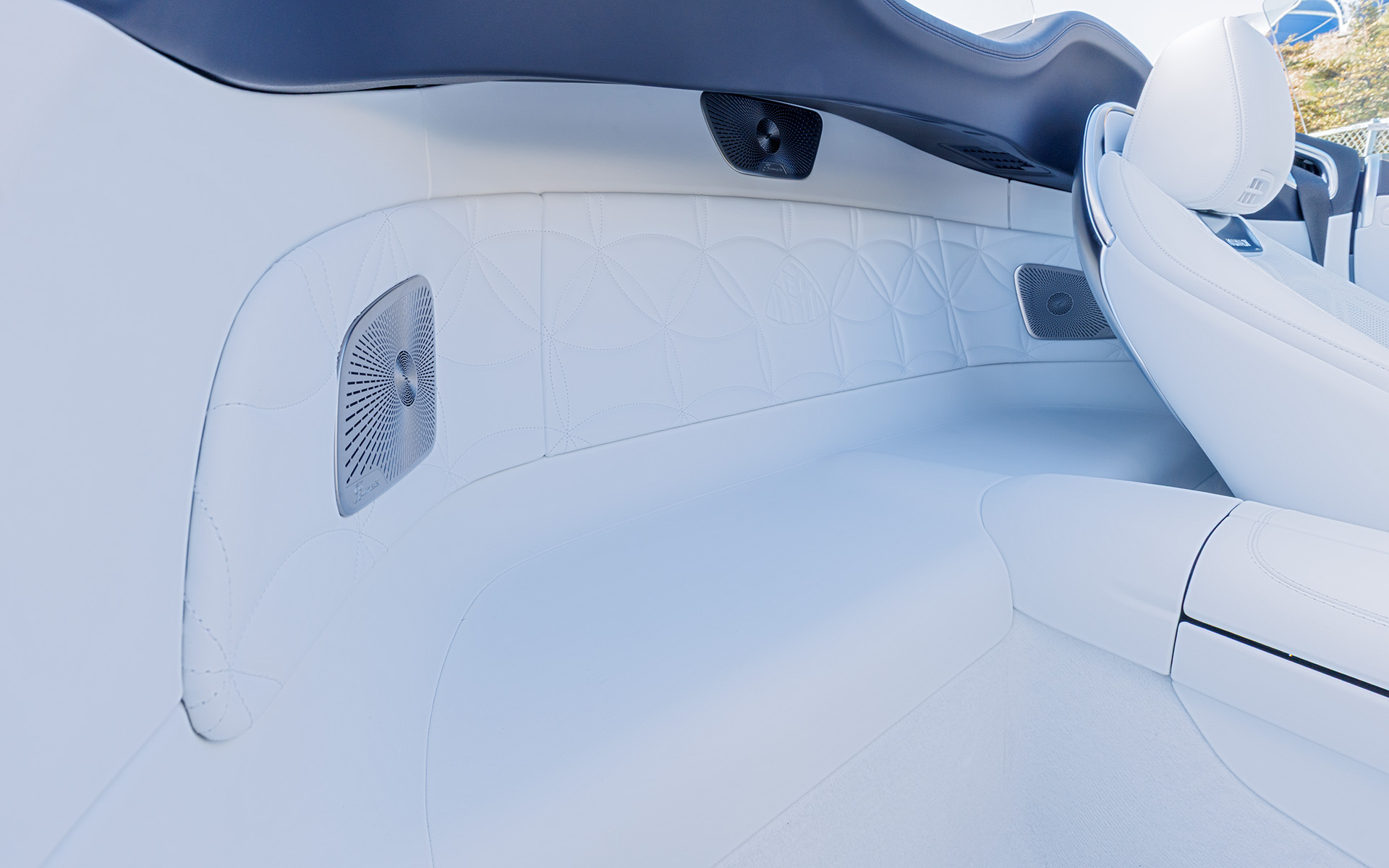 Burmesterハイエンド3Dサラウンドサウンドシステムを標準装備する