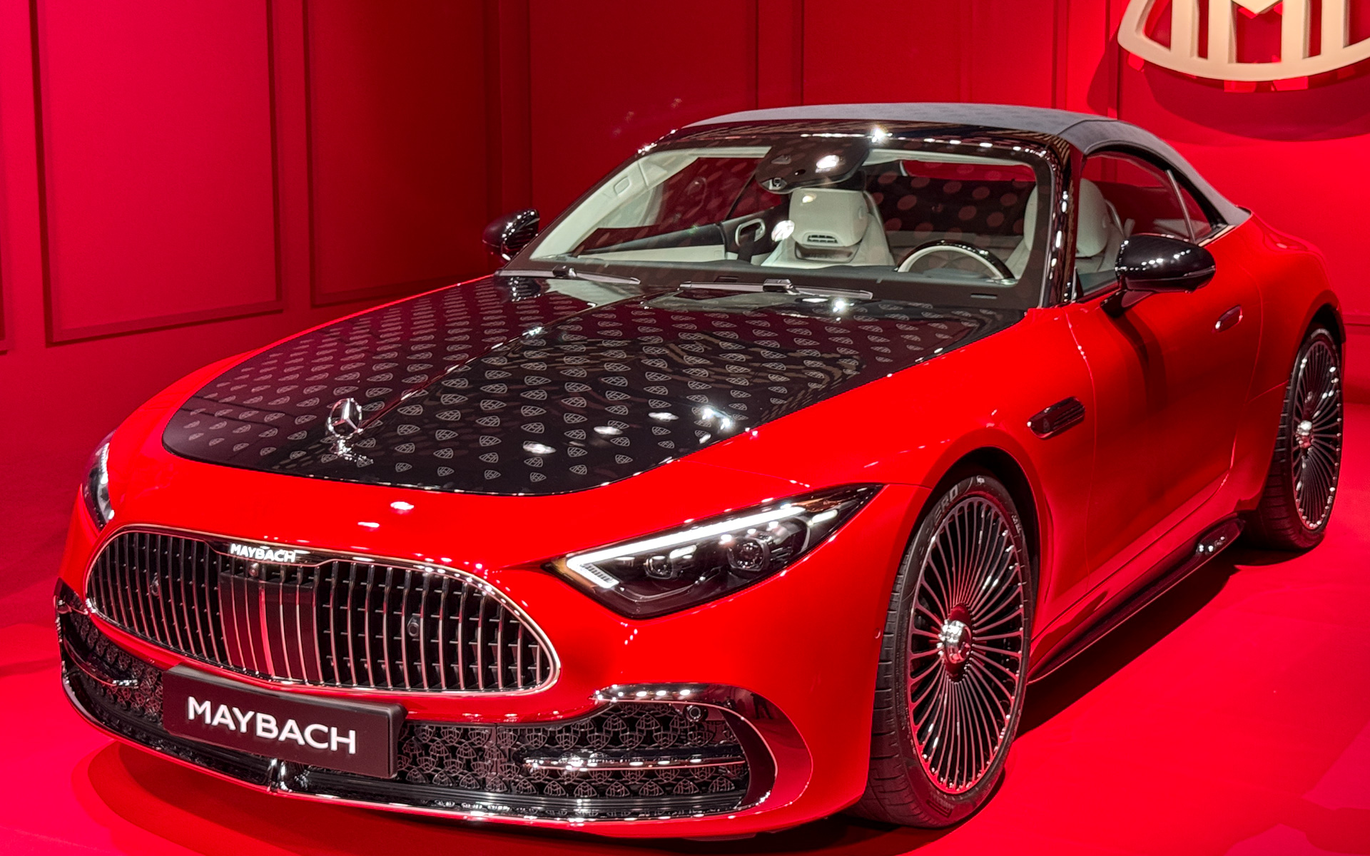 ボディカラーがMANUFAKTURガーネットレッド（メタリック）の「レッドアンエンス」