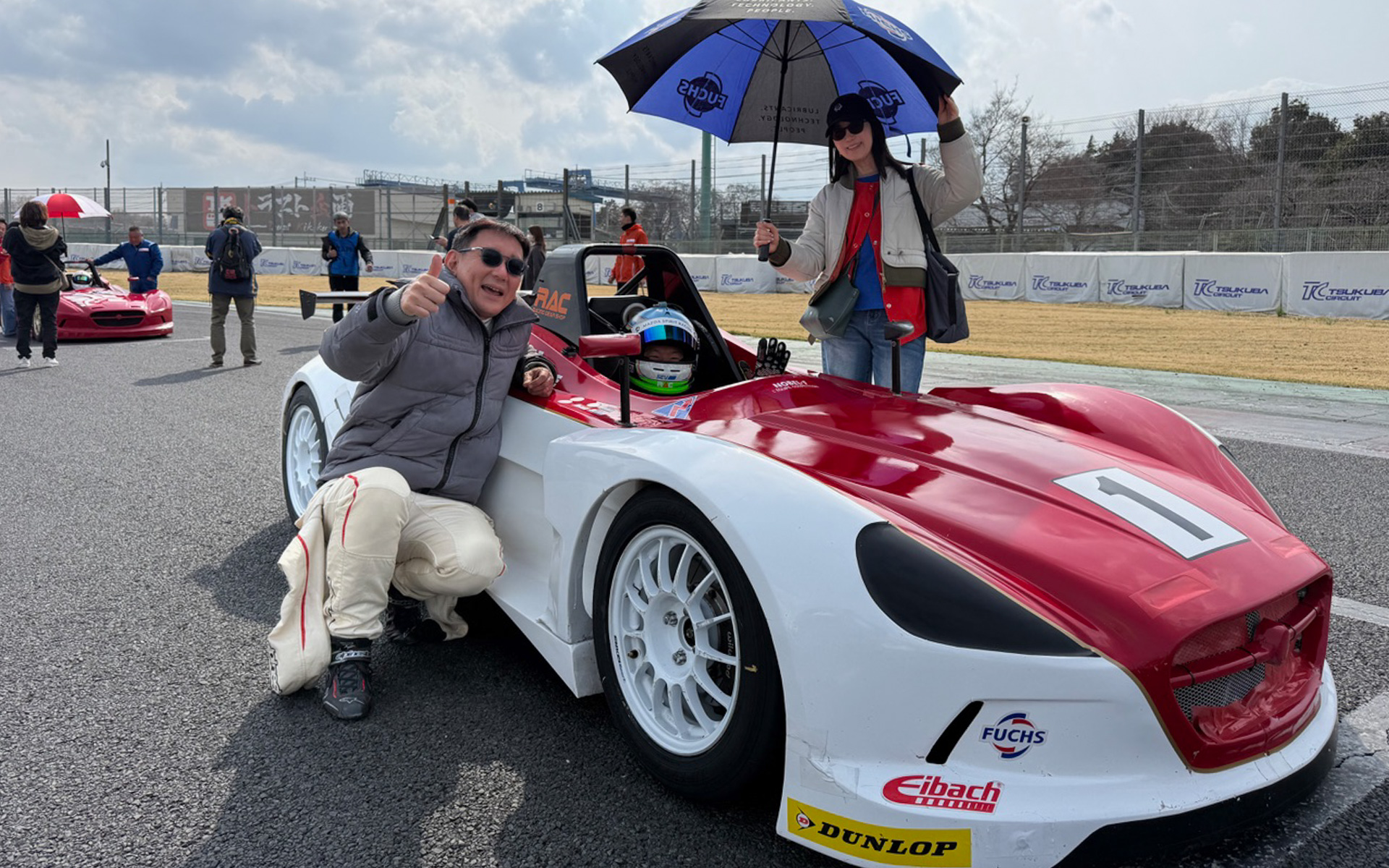 筑波サーキットのグリッドで、VITA耐久レースのスタートを待つ#1「Tipo eta vita1」の佐藤考洋選手と橋本洋平選手。ここから怒涛の追い上げを見せてくれました