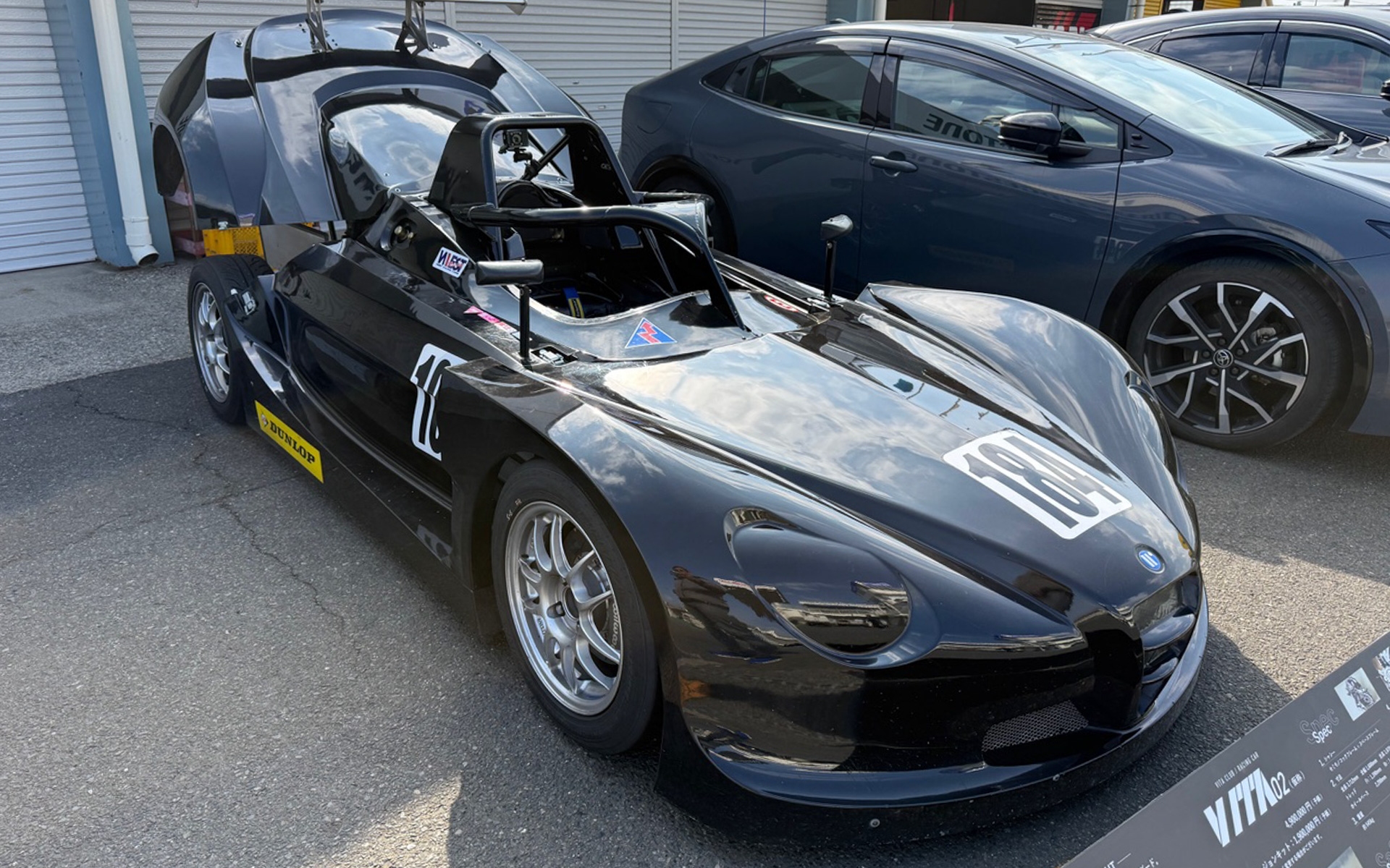 大阪オートメッセの私が出演したブース「OKISHU×DUNLOP」で初お披露目されていた新車、VITA02（仮称）がここにもありました！　2ペダルになったんですよね