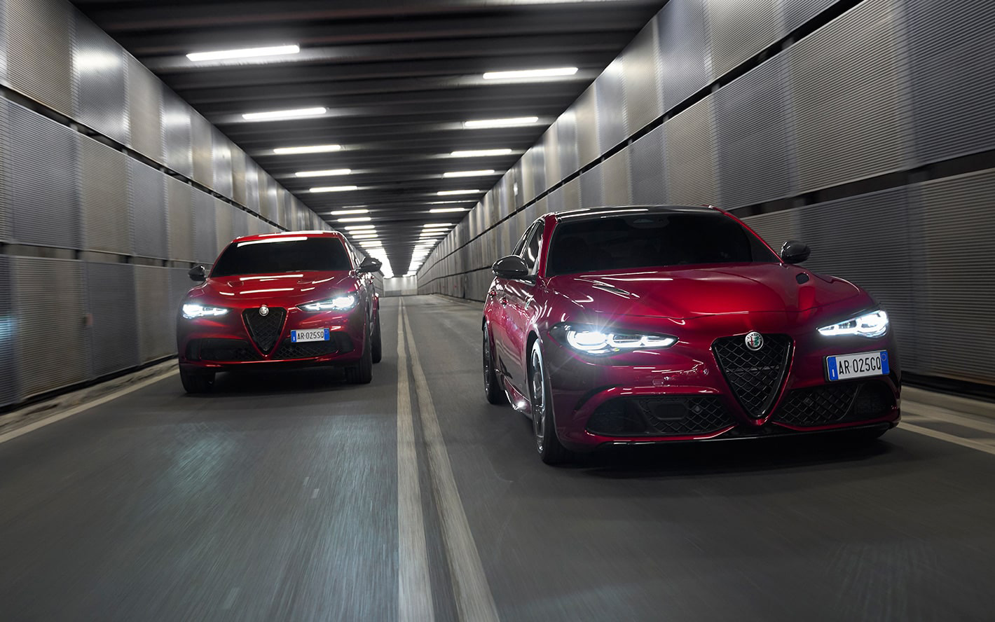 「ステルヴィオ クアドリフォリオ コレッツィオーネ」（左）と「ジュリア クアドリフォリオ コレッツィオーネ」（右）