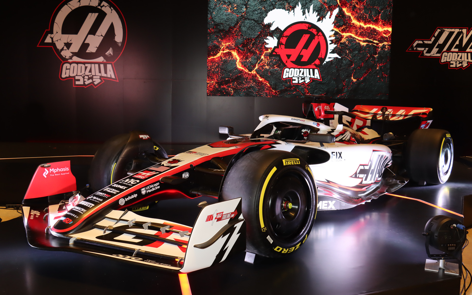 記念の「ゴジラリバリー」で彩られたF1マシン「VF-26」（ショーカー）