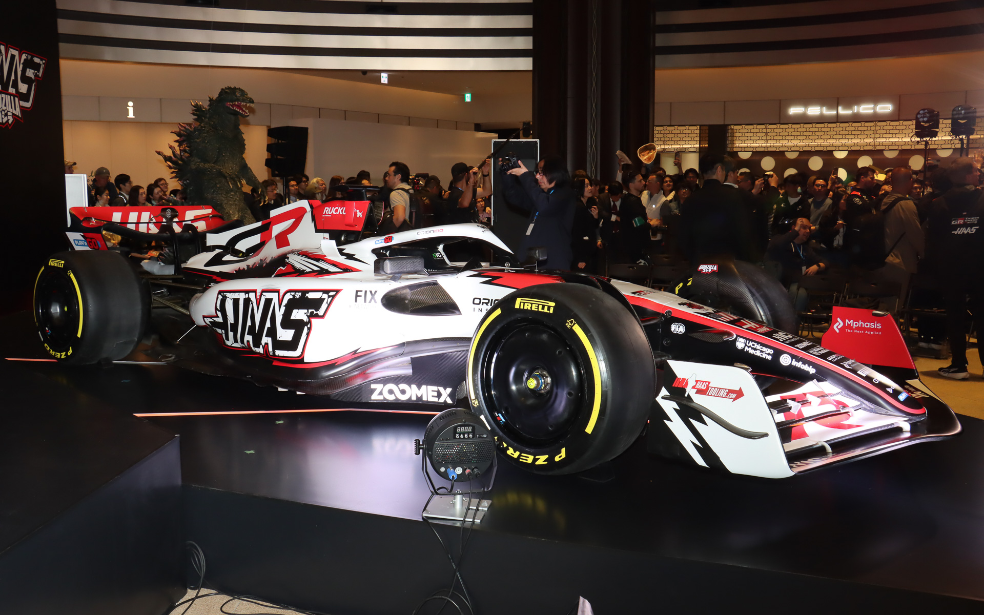 記念の「ゴジラリバリー」で彩られたF1マシン「VF-26」（ショーカー）