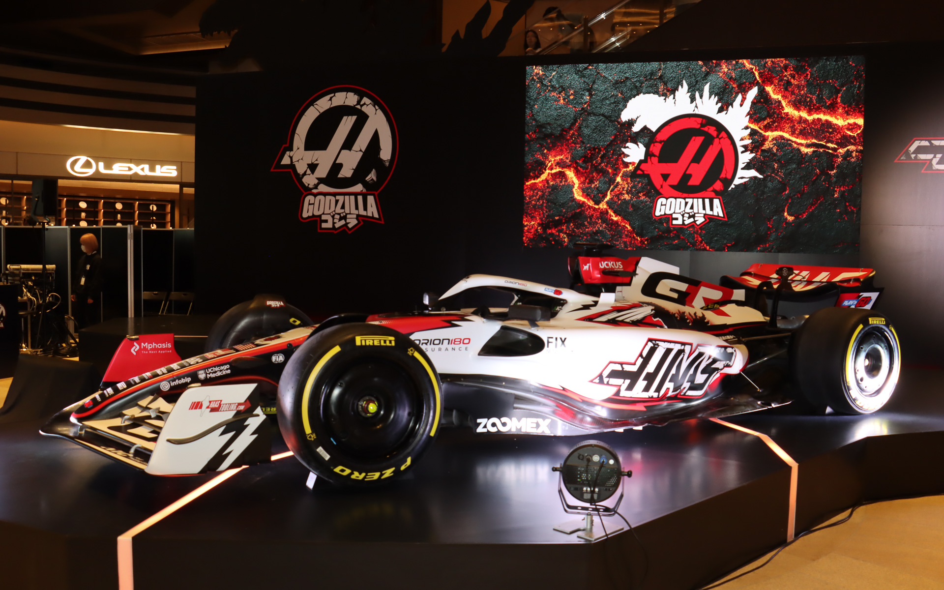 記念の「ゴジラリバリー」で彩られたF1マシン「VF-26」（ショーカー）