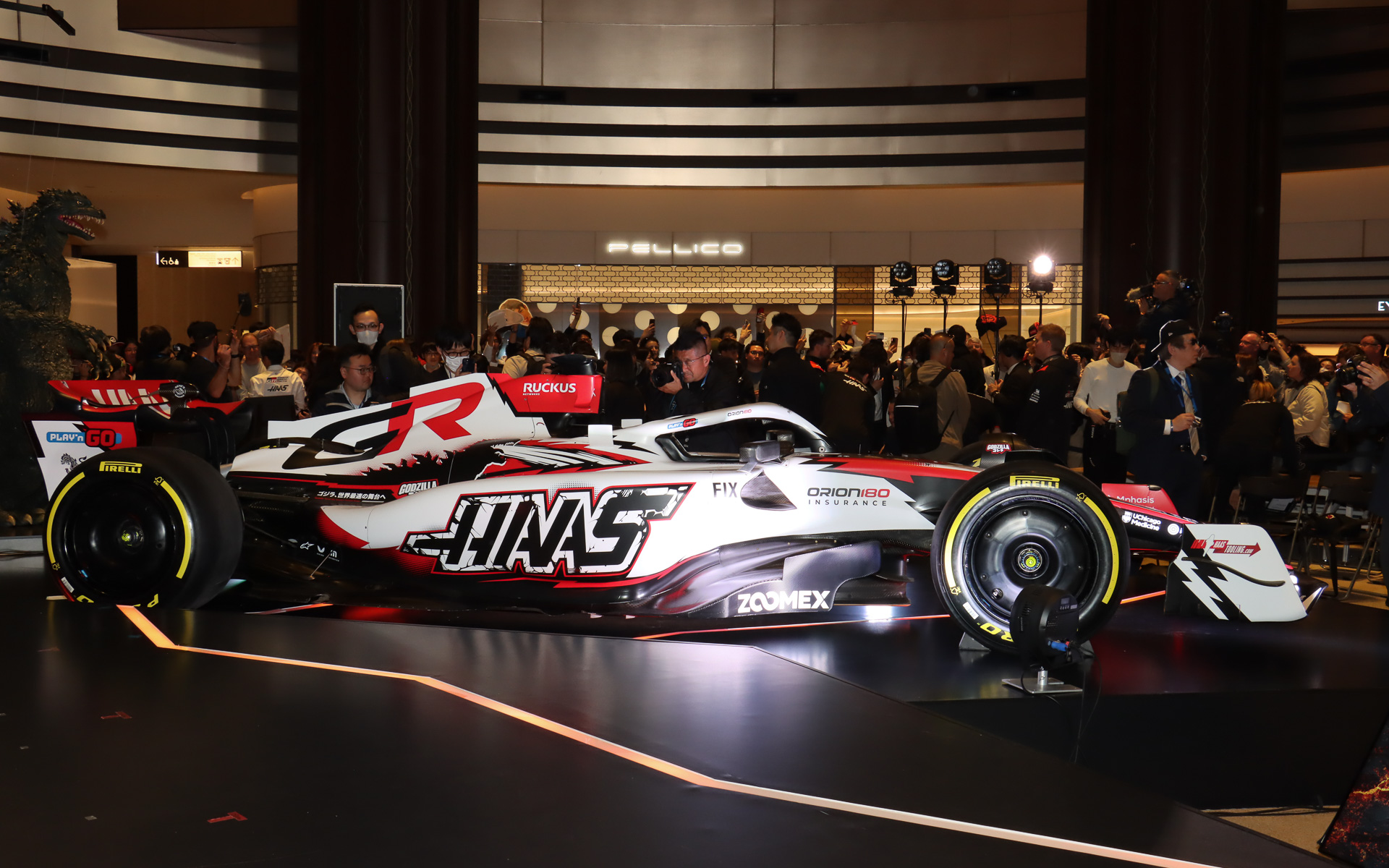 記念の「ゴジラリバリー」で彩られたF1マシン「VF-26」（ショーカー）