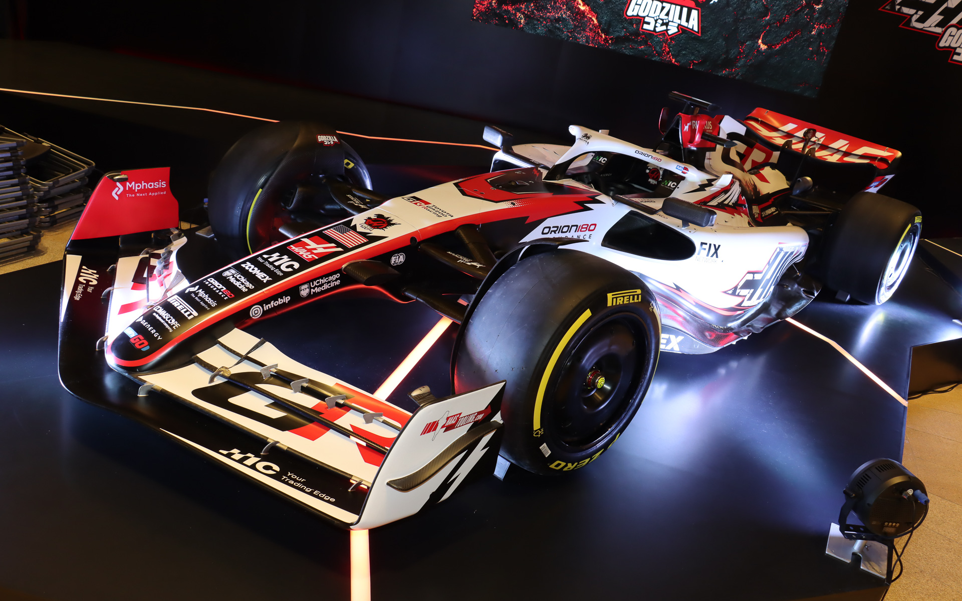 記念の「ゴジラリバリー」で彩られたF1マシン「VF-26」（ショーカー）