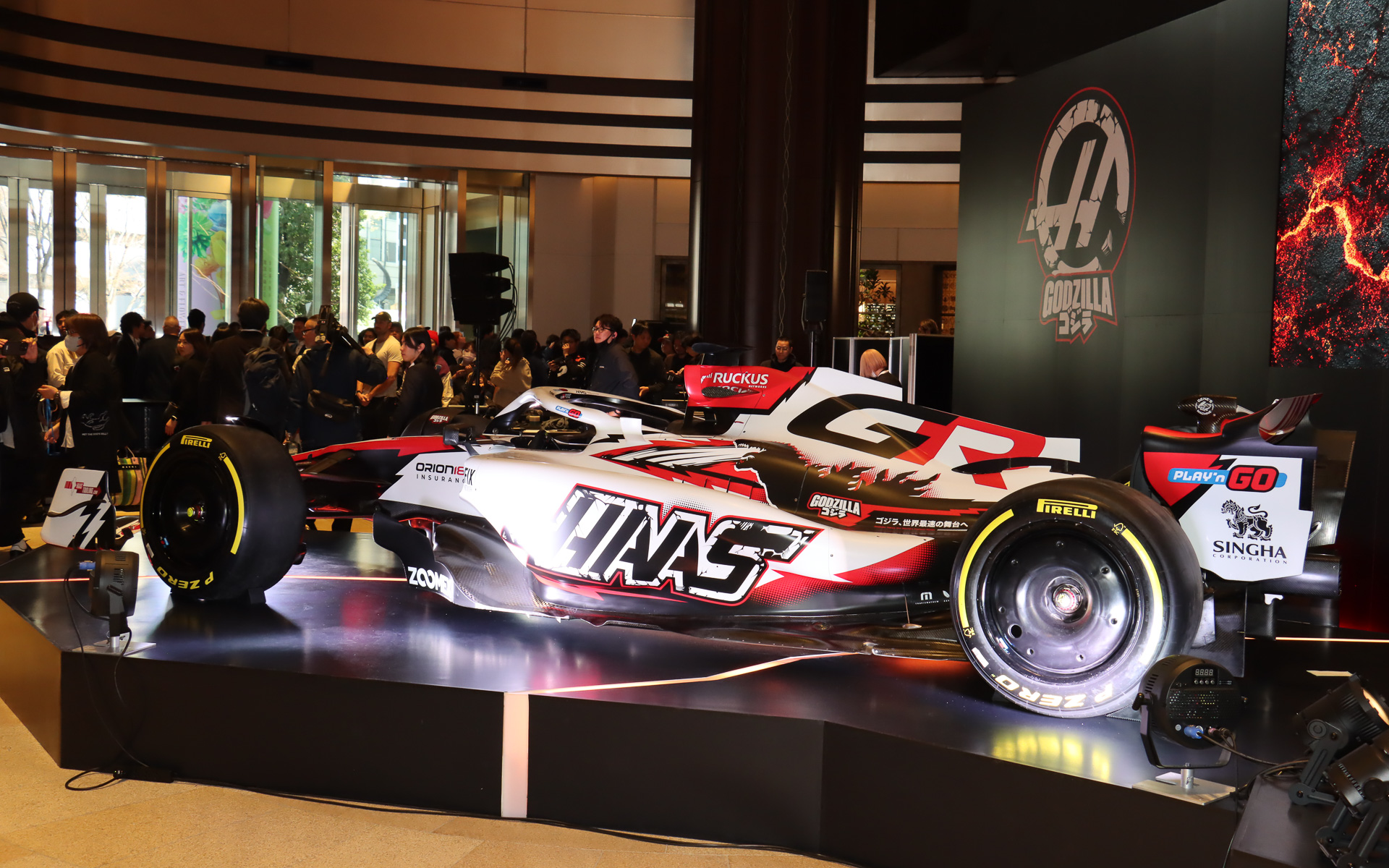 記念の「ゴジラリバリー」で彩られたF1マシン「VF-26」（ショーカー）