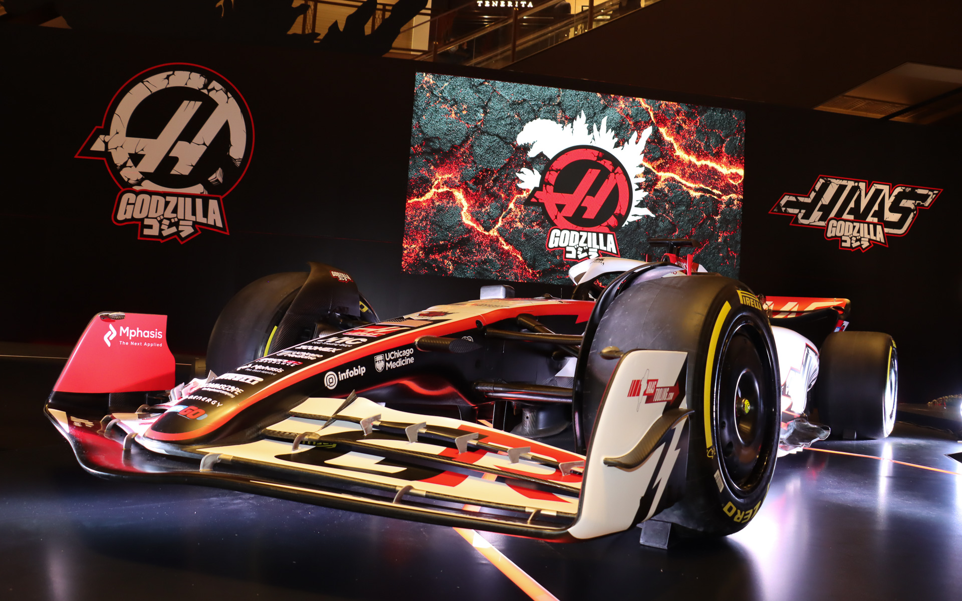 ステージに置かれたゴジラリバリーのVF-26のほか、ゴジラ像やゴジラをイメージして制作されたコラボロゴを使ってゴジラの世界観が演出されている