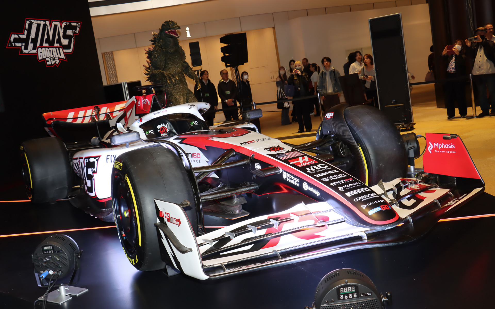 ステージに置かれたゴジラリバリーのVF-26のほか、ゴジラ像やゴジラをイメージして制作されたコラボロゴを使ってゴジラの世界観が演出されている