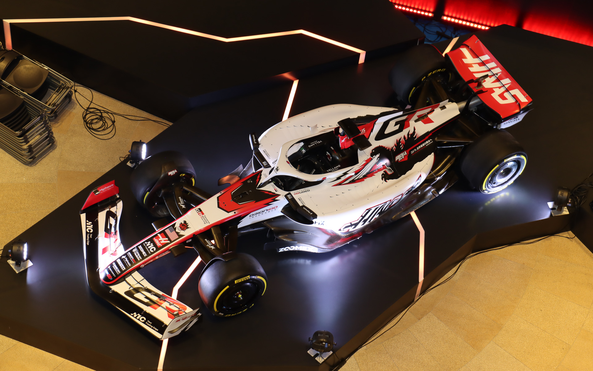 ステージに置かれたゴジラリバリーのVF-26のほか、ゴジラ像やゴジラをイメージして制作されたコラボロゴを使ってゴジラの世界観が演出されている