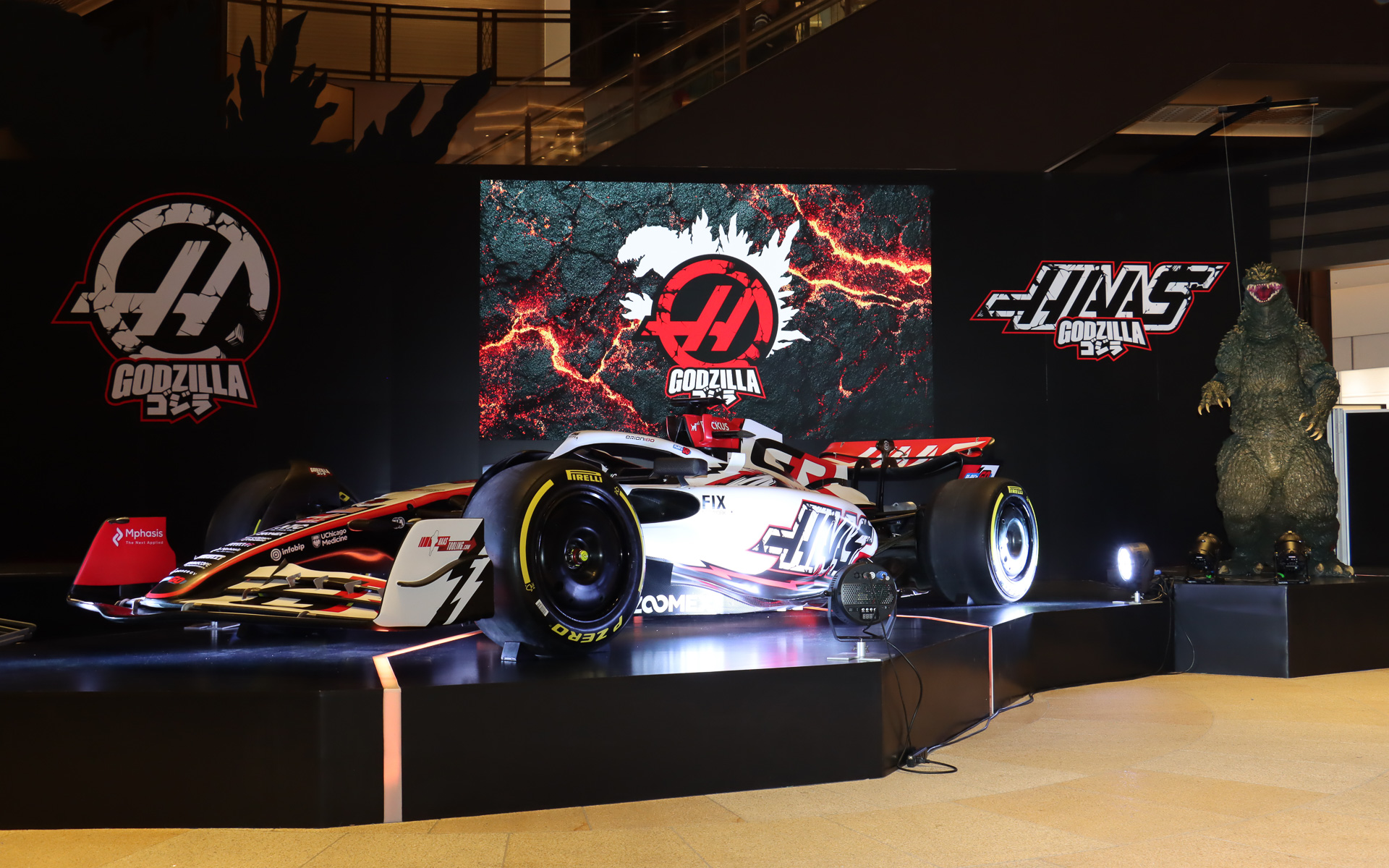 ステージに置かれたゴジラリバリーのVF-26のほか、ゴジラ像やゴジラをイメージして制作されたコラボロゴを使ってゴジラの世界観が演出されている
