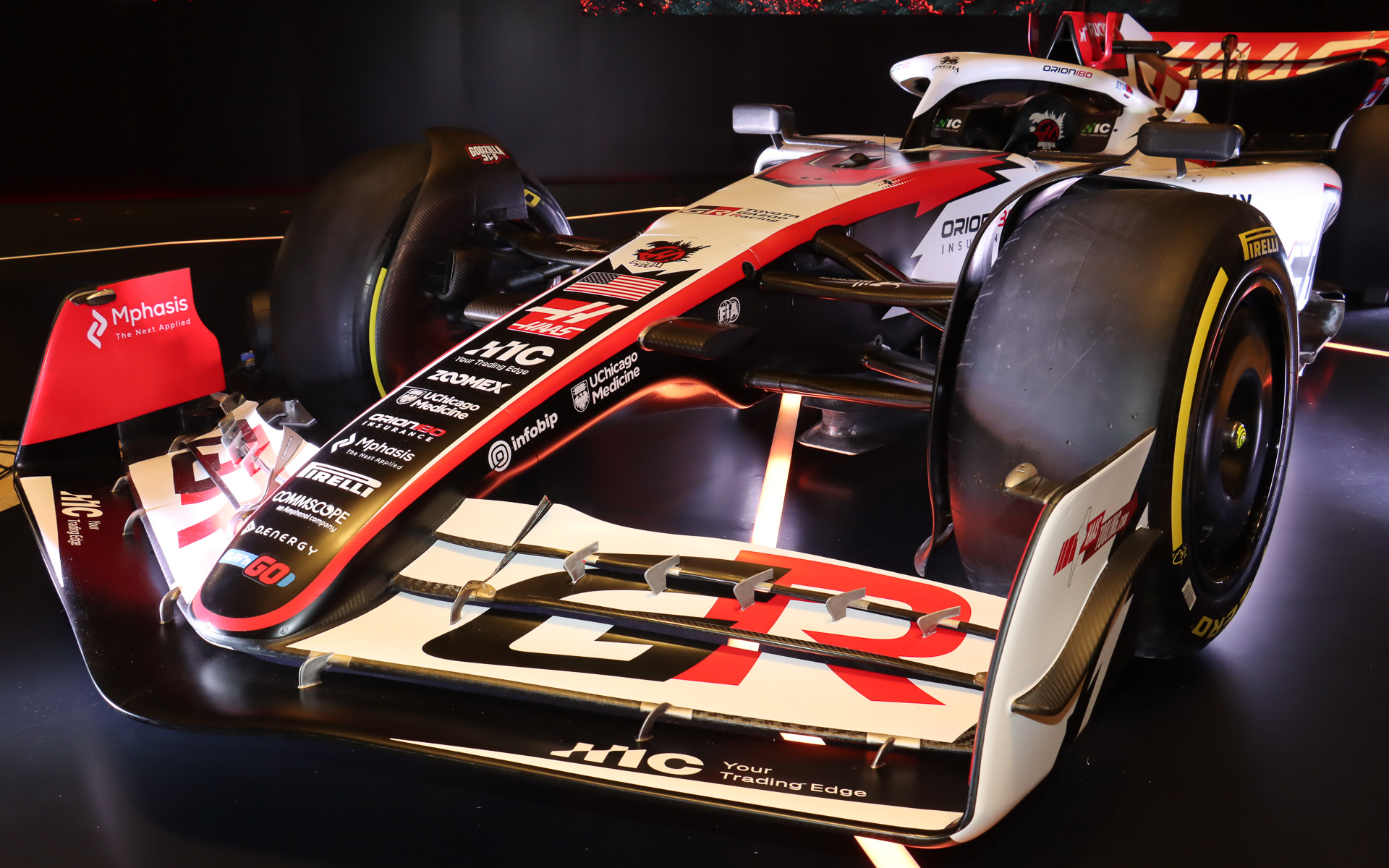 フロントノーズにはハースのチームロゴやアメリカ国旗、TGRのロゴマークと並んでコラボロゴも配置されている