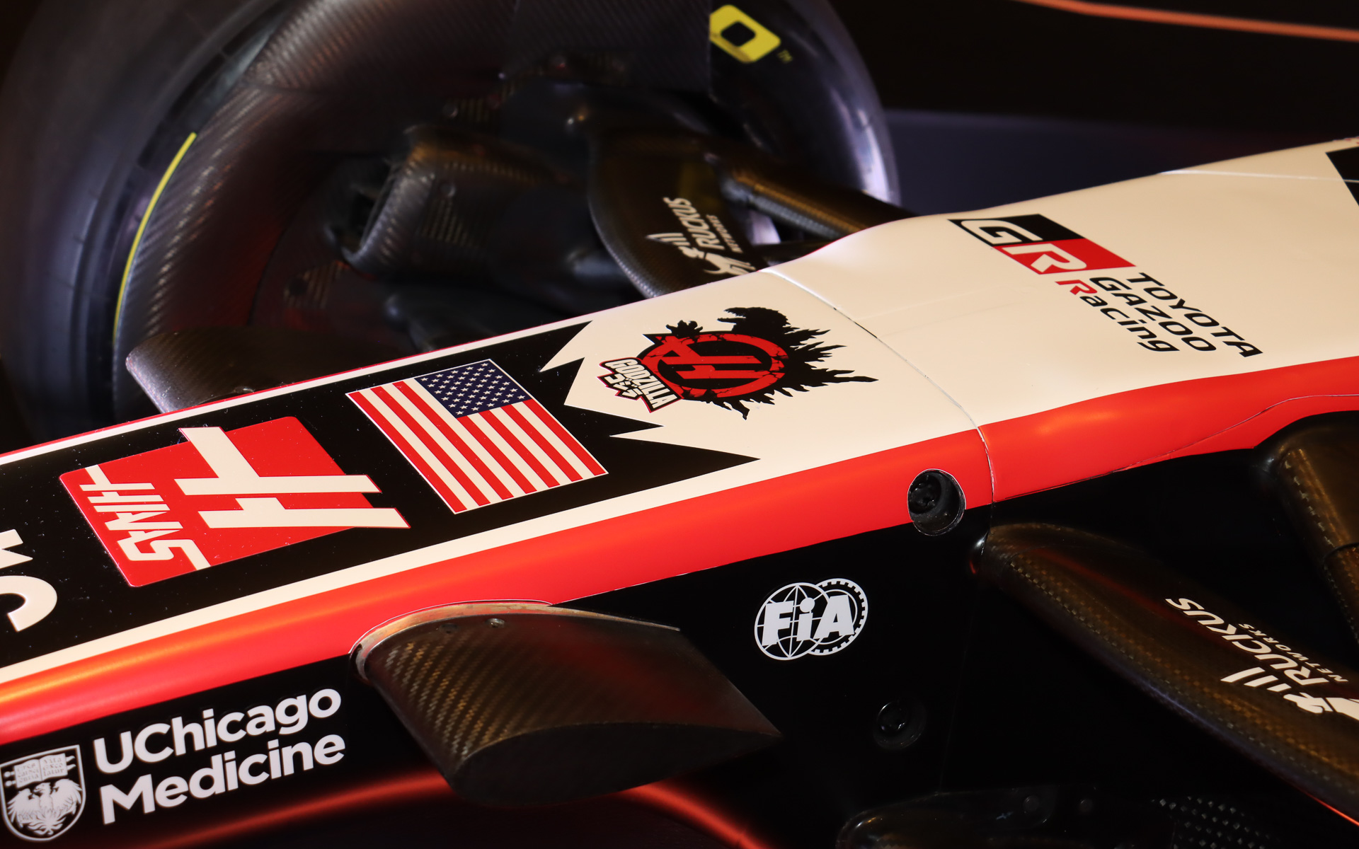 フロントノーズにはハースのチームロゴやアメリカ国旗、TGRのロゴマークと並んでコラボロゴも配置されている