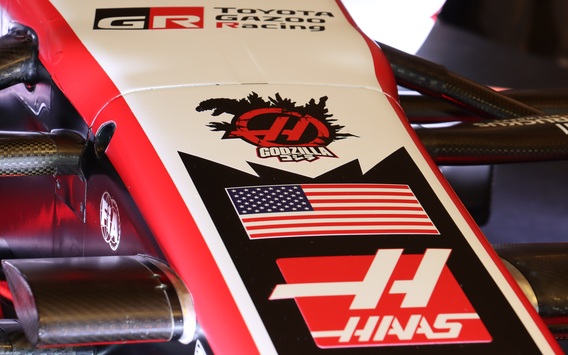 フロントノーズにはハースのチームロゴやアメリカ国旗、TGRのロゴマークと並んでコラボロゴも配置されている