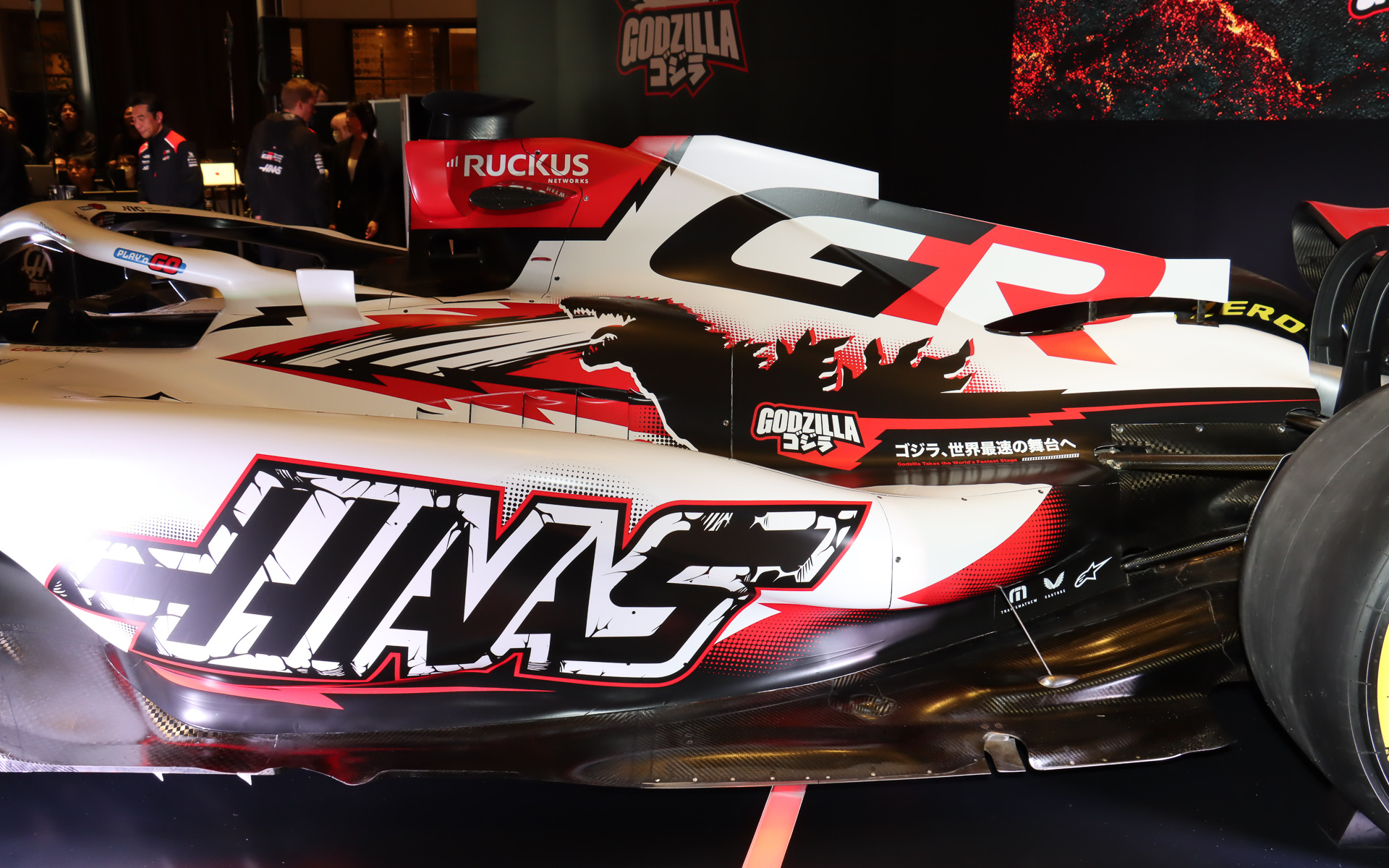 リアカウルにもゴジラのイラストと「ゴジラ、世界最速の舞台へ」のメッセージをレイアウト