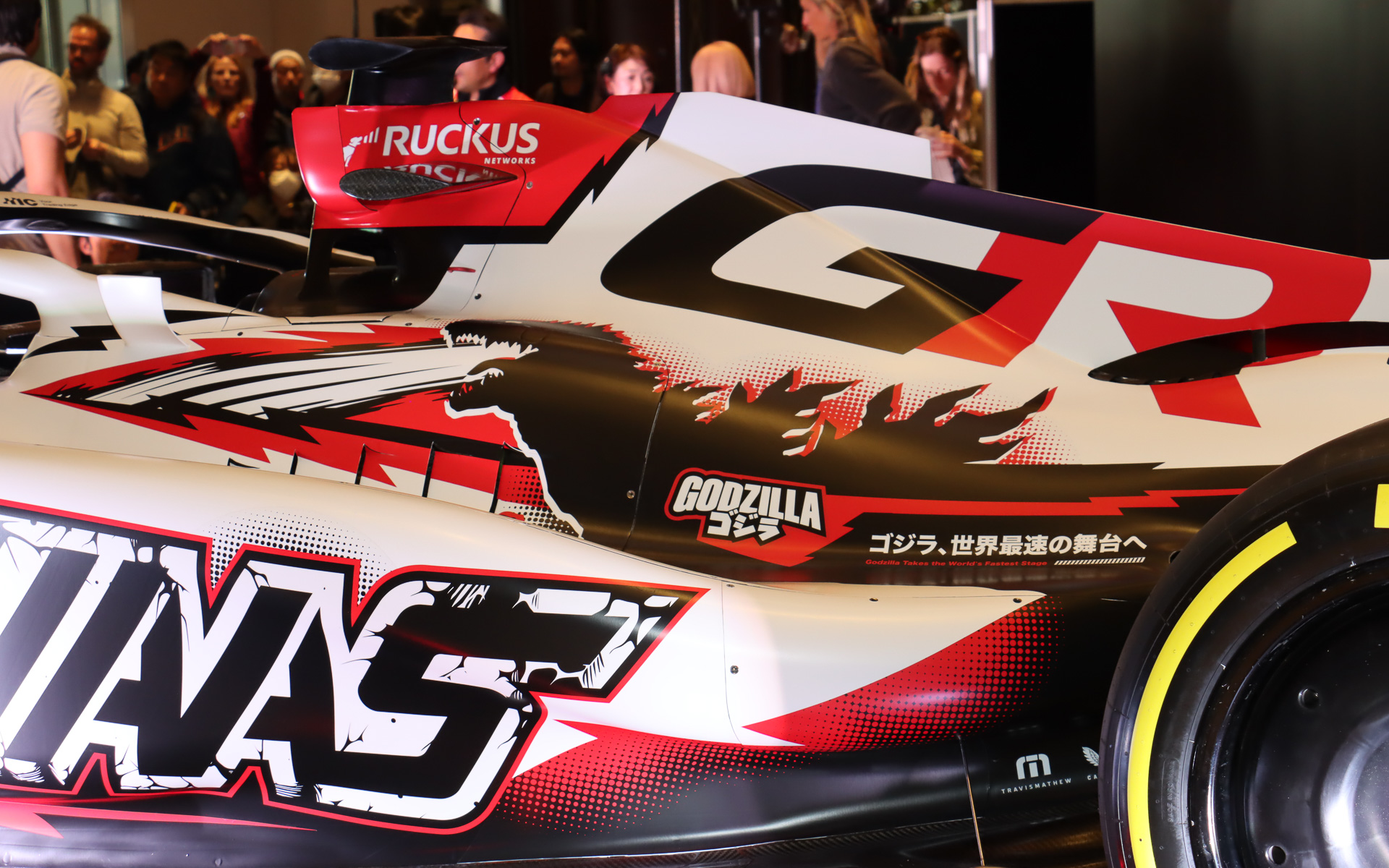 リアカウルにもゴジラのイラストと「ゴジラ、世界最速の舞台へ」のメッセージをレイアウト