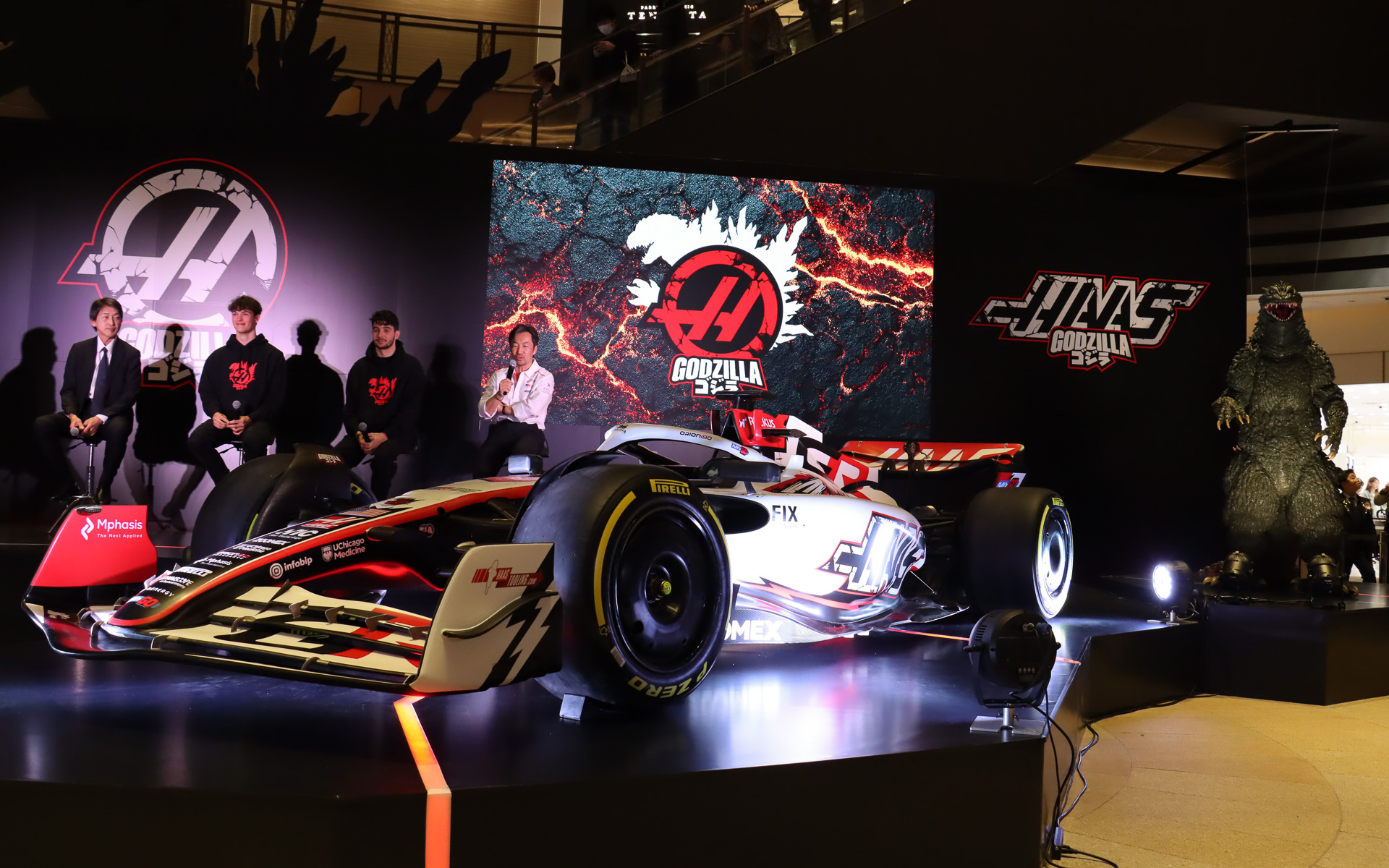 TGR ハース F1チームとゴジラのコラボレーションを記念して行なわれたトークショーの様子