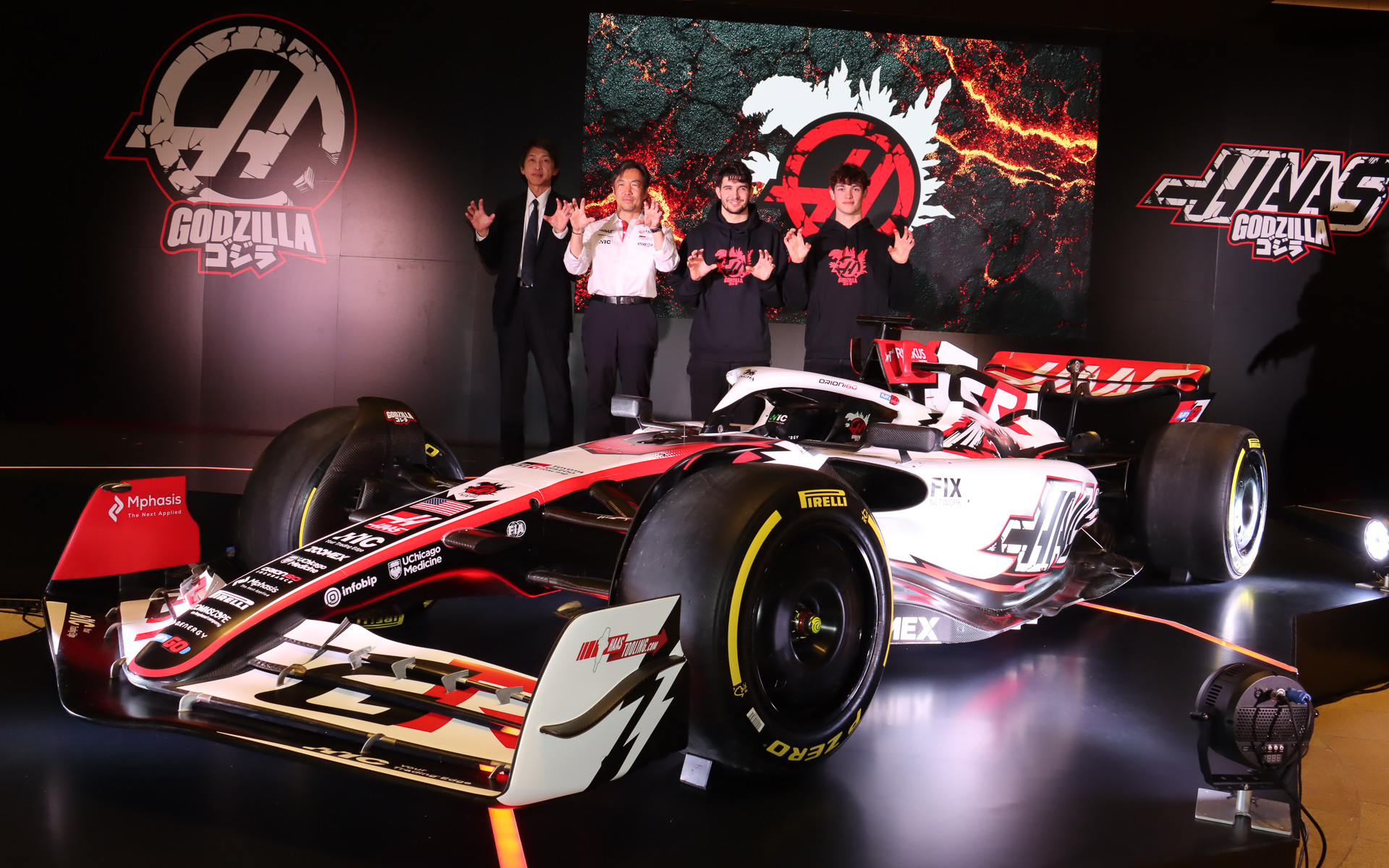 トークショーの登壇者4人によるフォトセッション