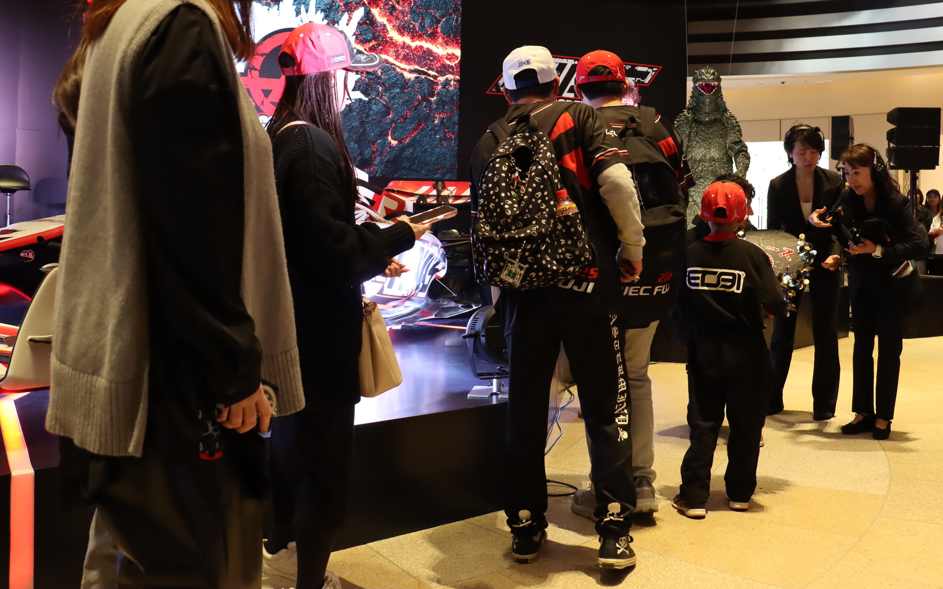 イベント中には抽選で選ばれた来場者にオコン選手とベアマン選手から特製キャップがプレゼントされるコーナーも用意された