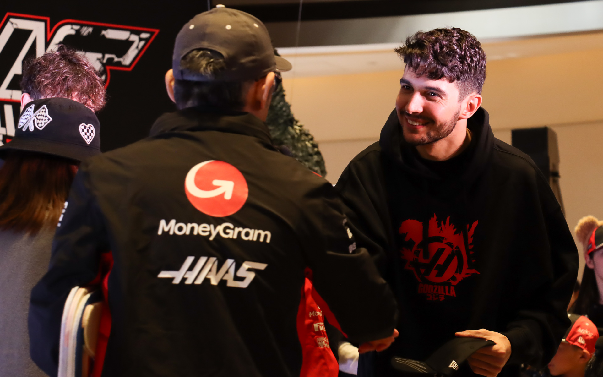 イベント中には抽選で選ばれた来場者にオコン選手とベアマン選手から特製キャップがプレゼントされるコーナーも用意された